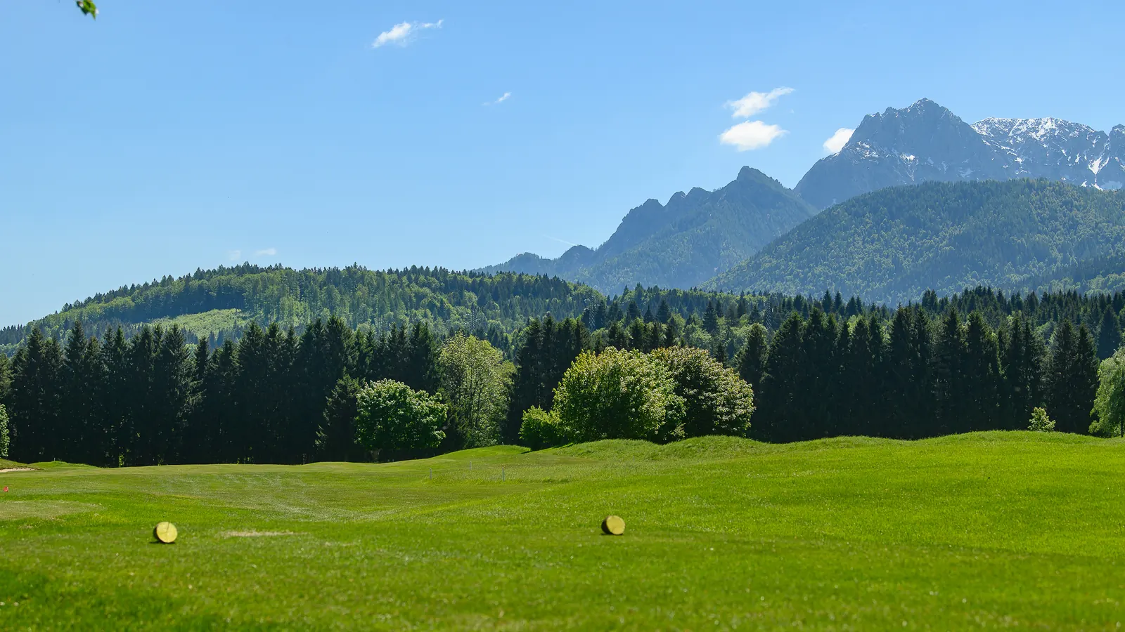 Abschlag mit Bergpanorama auf dem Golfplatz in Tarvisio