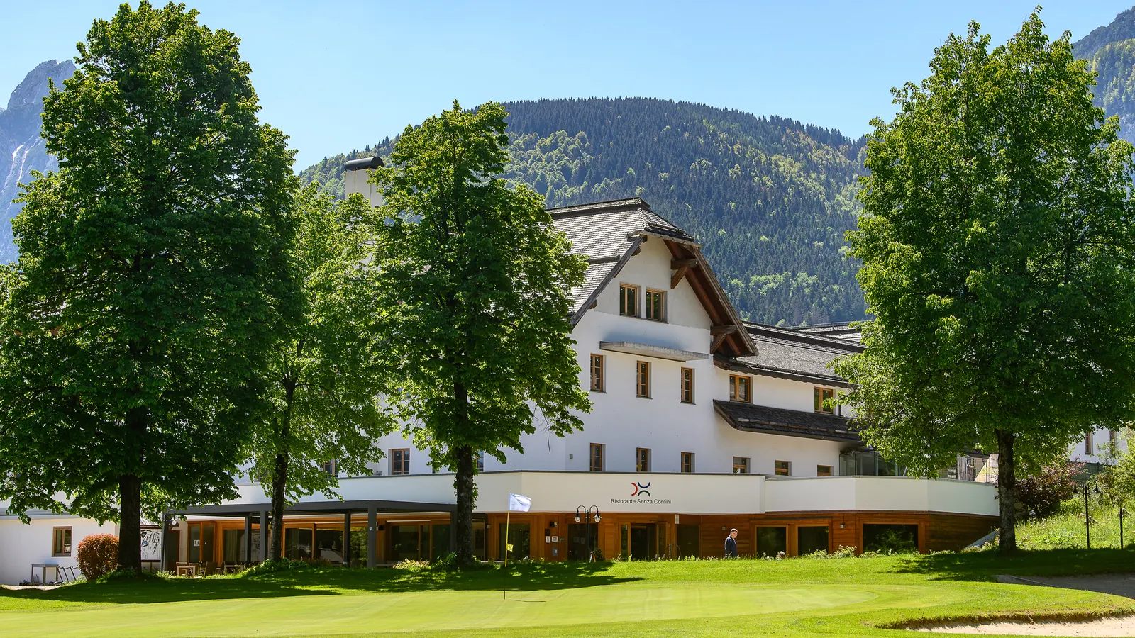 Clubhaus und Golfgrün des Golfclubs Senza Confini in Tarvisio