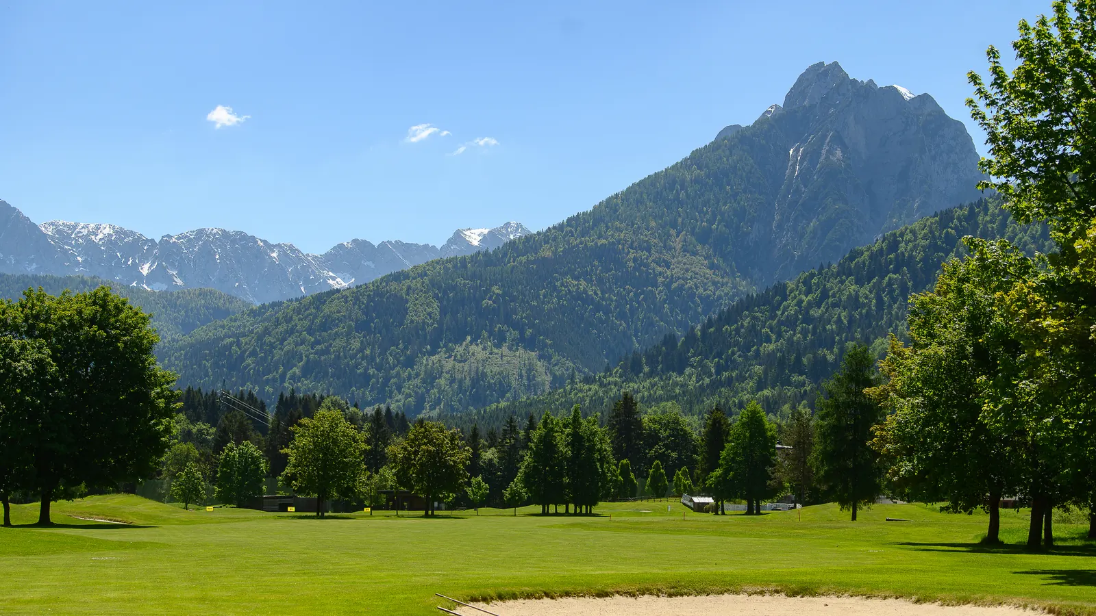 Fairway des Golfclubs Senza Confini vor den Julischen Alpen