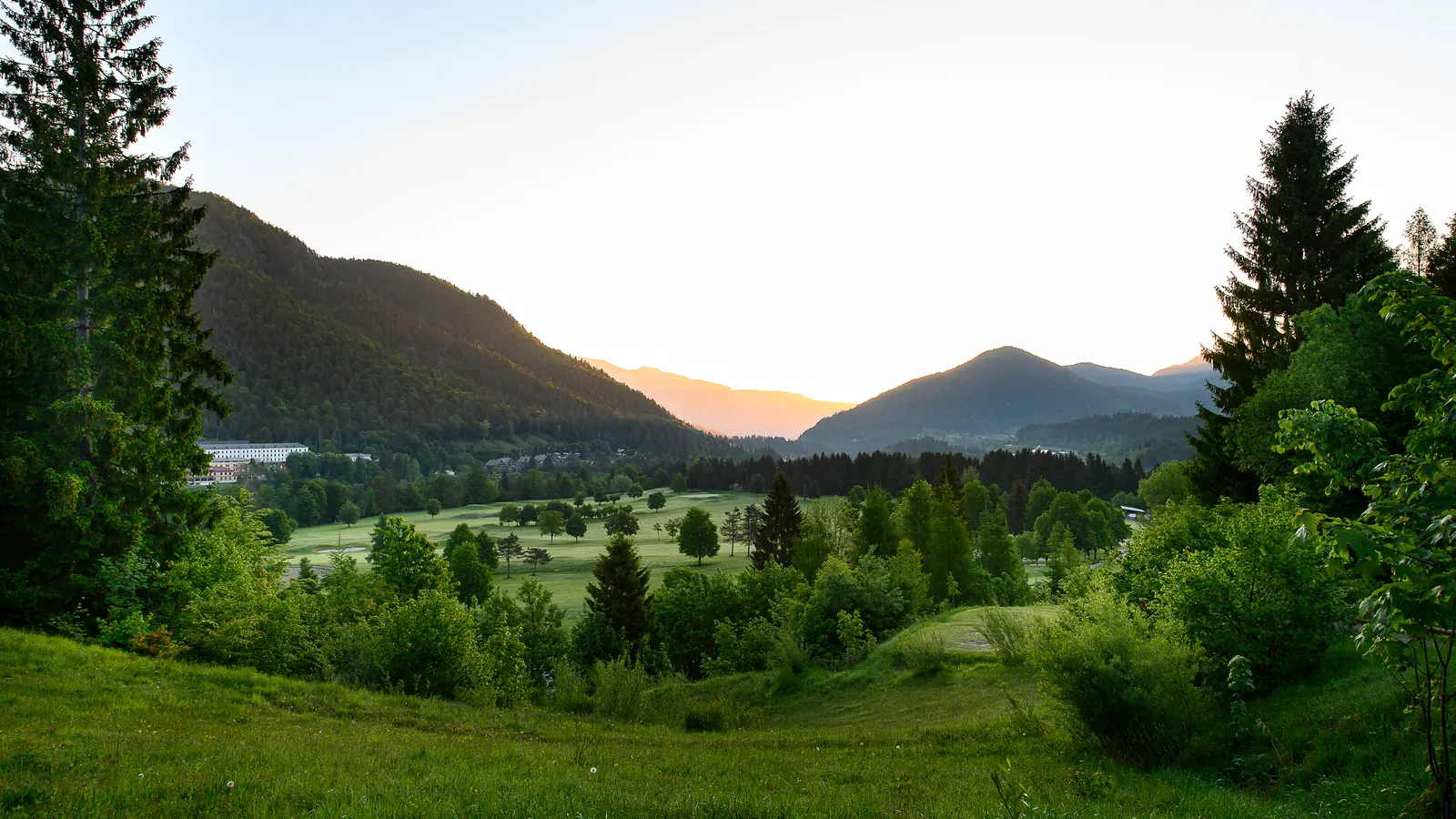 Golfplatz Senza Confini im Tal bei Sonnenaufgang