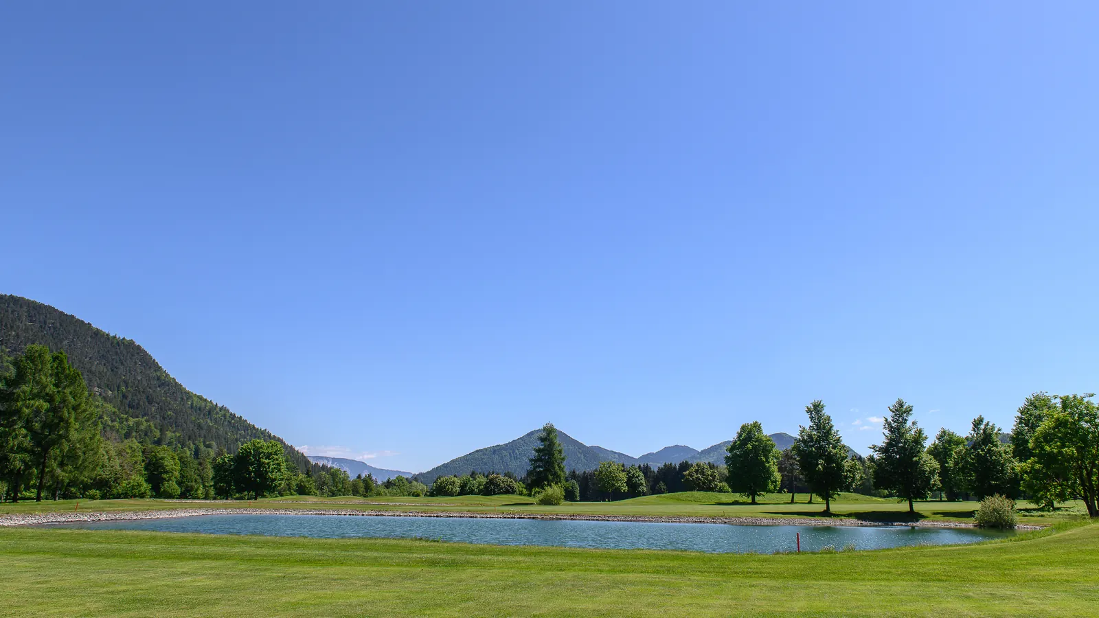 Wasserhindernis und Fairway auf dem Golfplatz Senza Confini