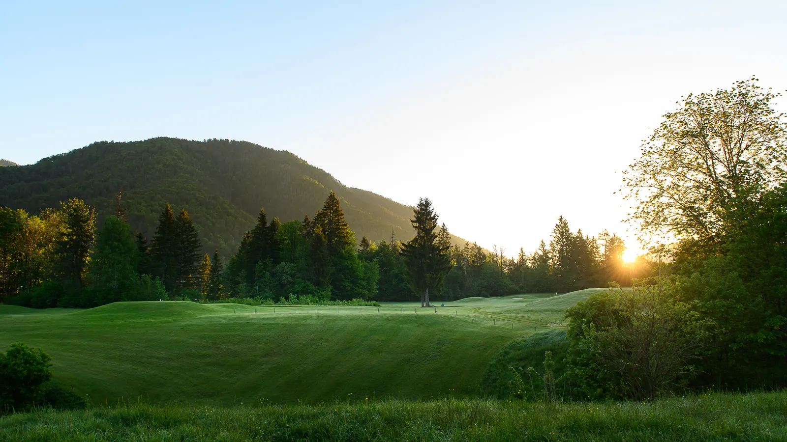 Fairway des Golfplatzes in Tarvisio im warmen Morgenlicht