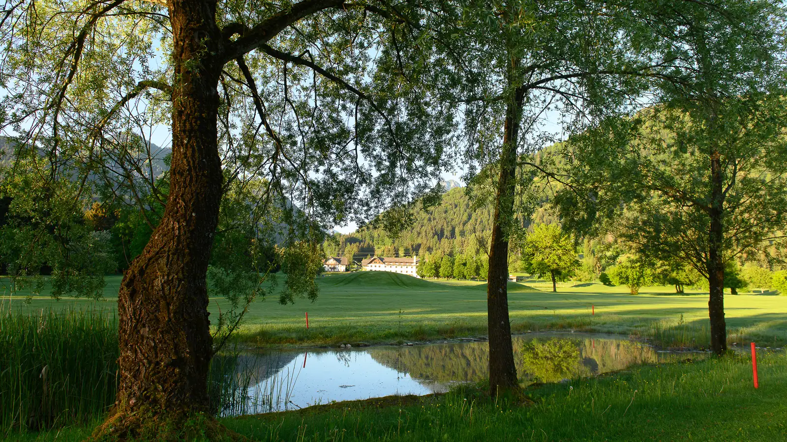 Naturteich und Fairway auf dem Golfplatz Senza Confini