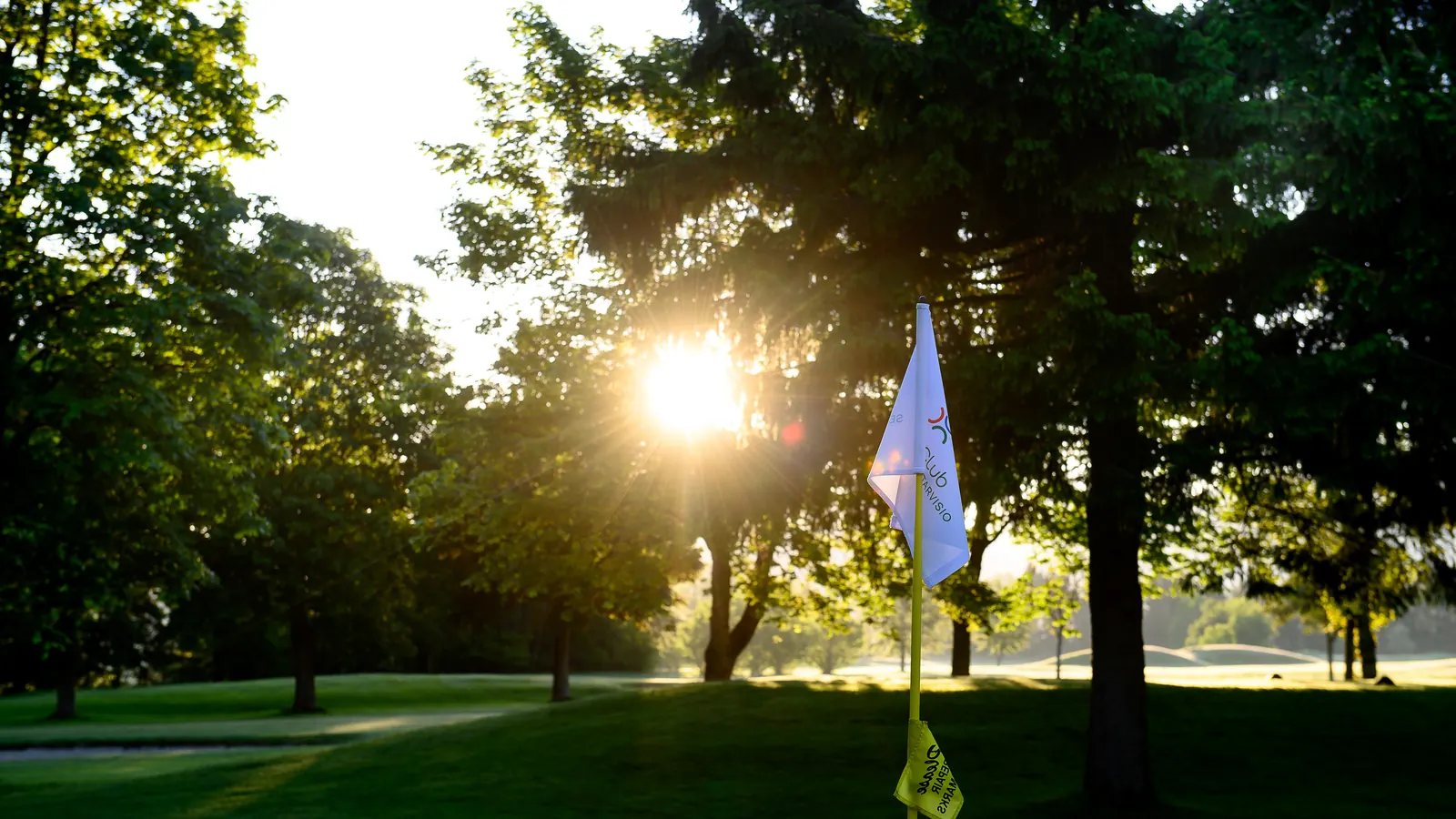 Golffahne im Morgenlicht am Golfclub Senza Confini