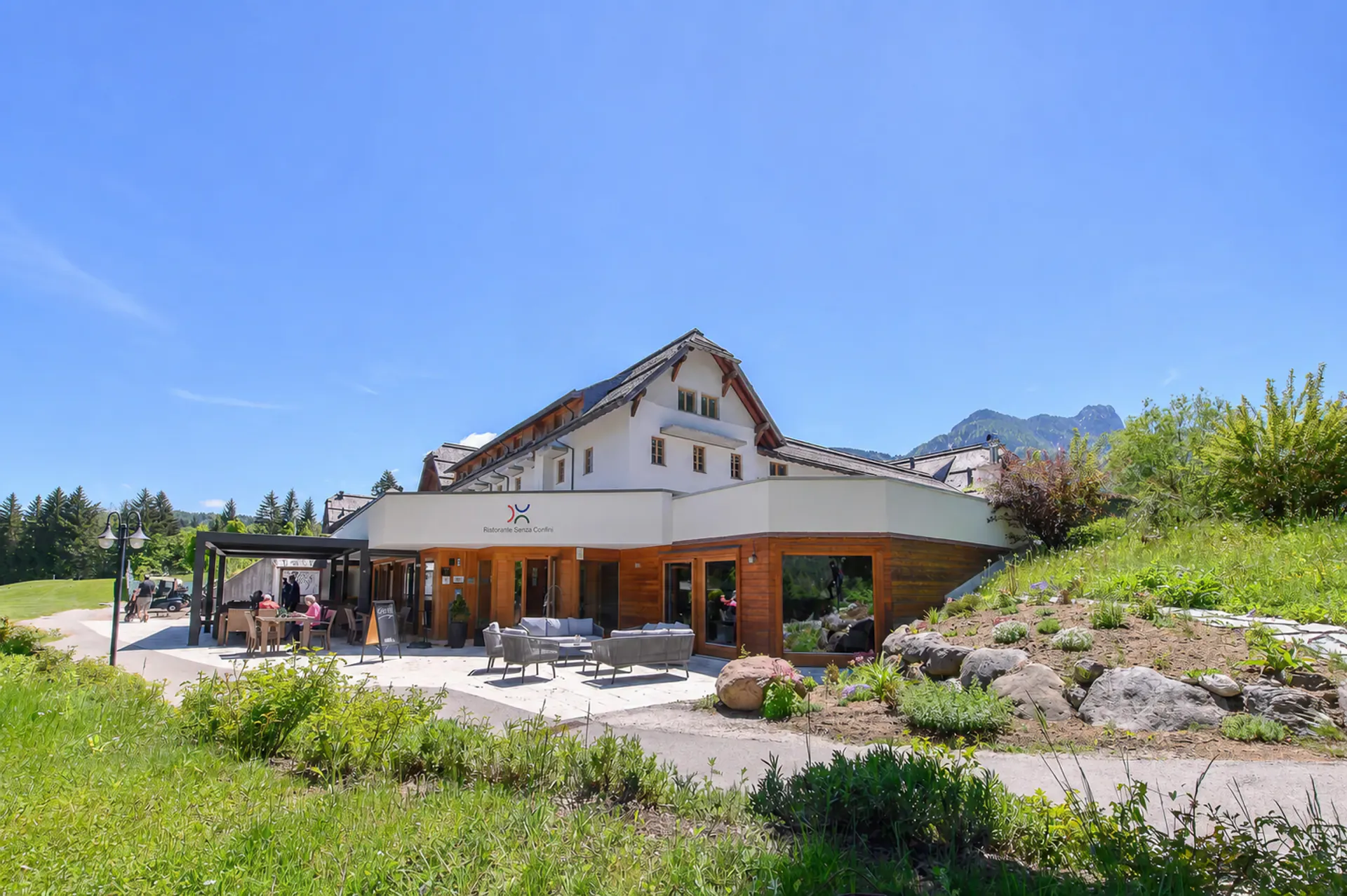 Ristorante Senza Confini am Golfplatz in Tarvisio unter blauem Himmel