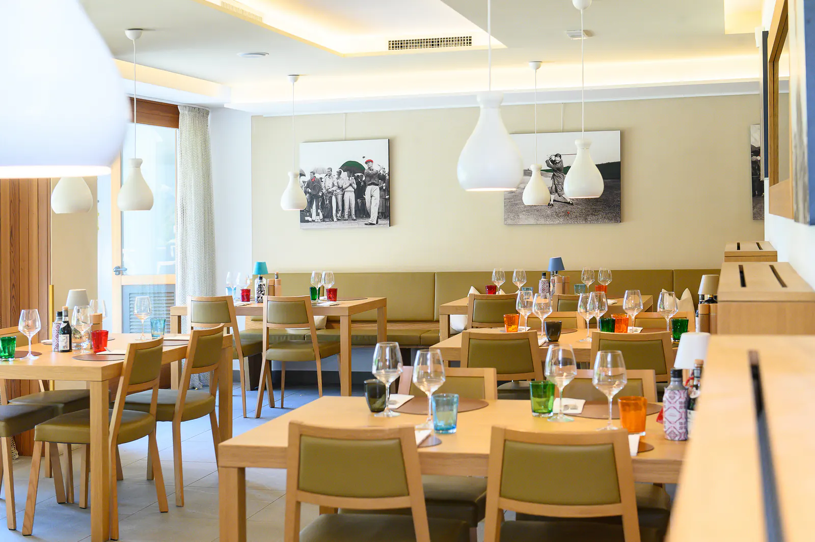 Liebevoll gedeckte Tische im Ristorante Senza Confini am Golfplatz Tarvisio