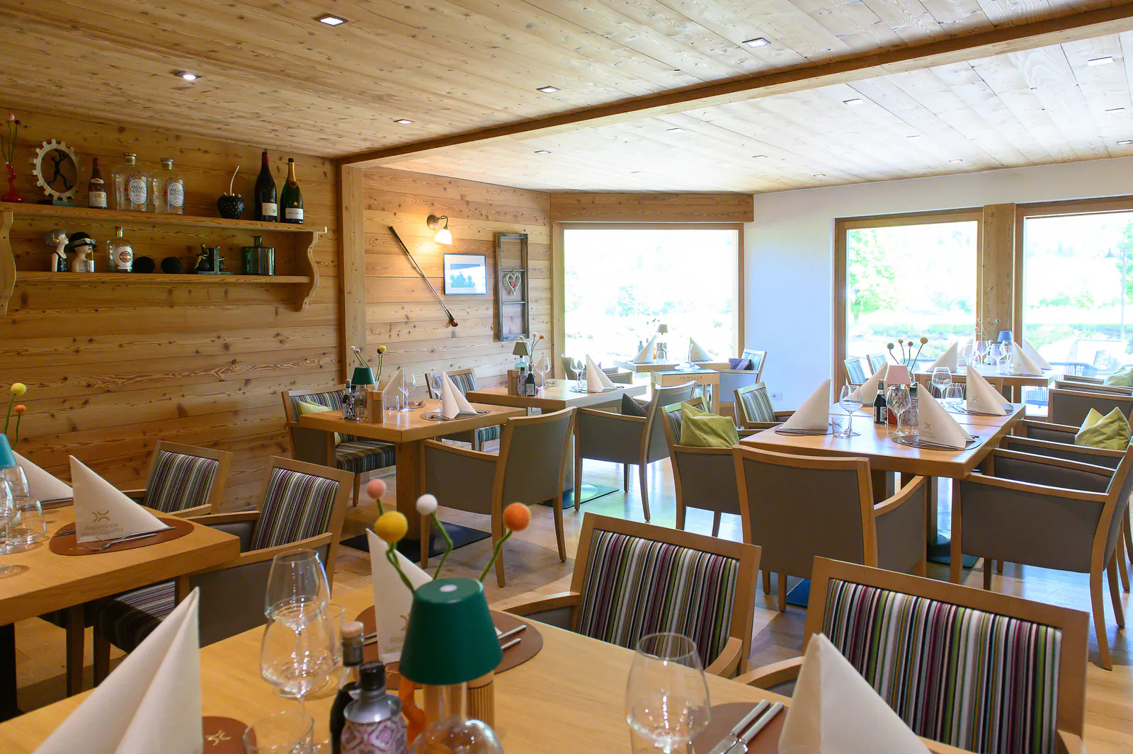 Gemütliche Holzstube mit gedeckten Tischen im Ristorante Senza Confini