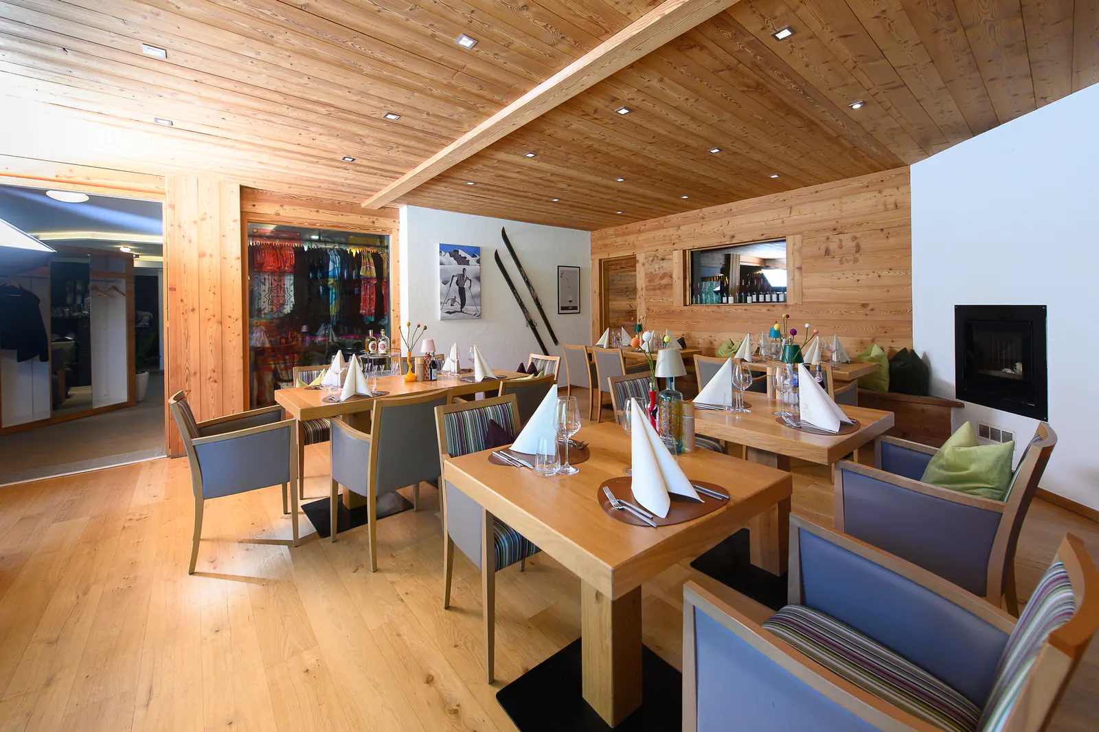 Alpine Restaurantstube mit Holzausstattung und Kamin im Ristorante Senza Confini