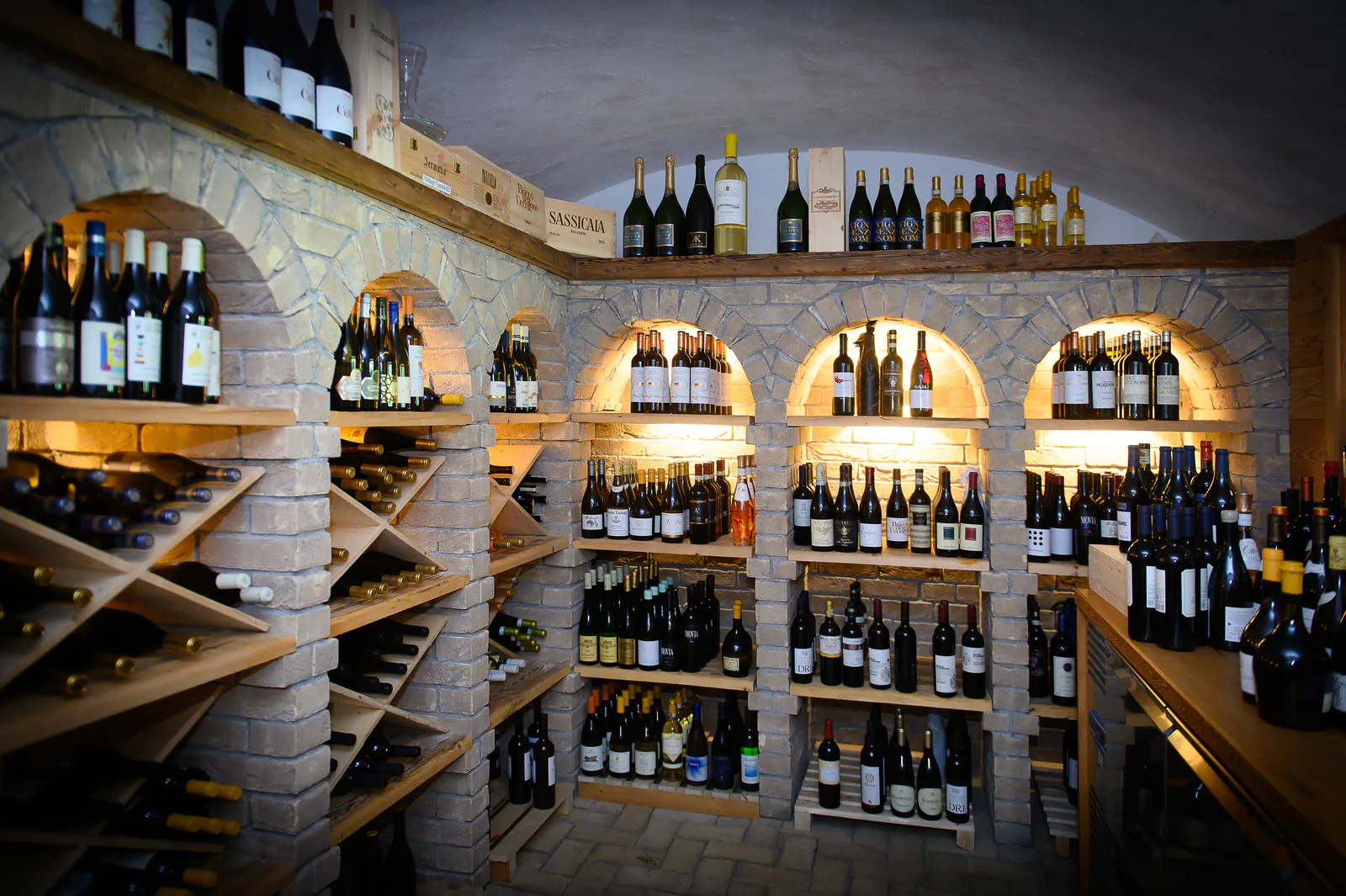 Beleuchteter Weinkeller des Ristorante Senza Confini mit ausgewählten italienischen Weinen