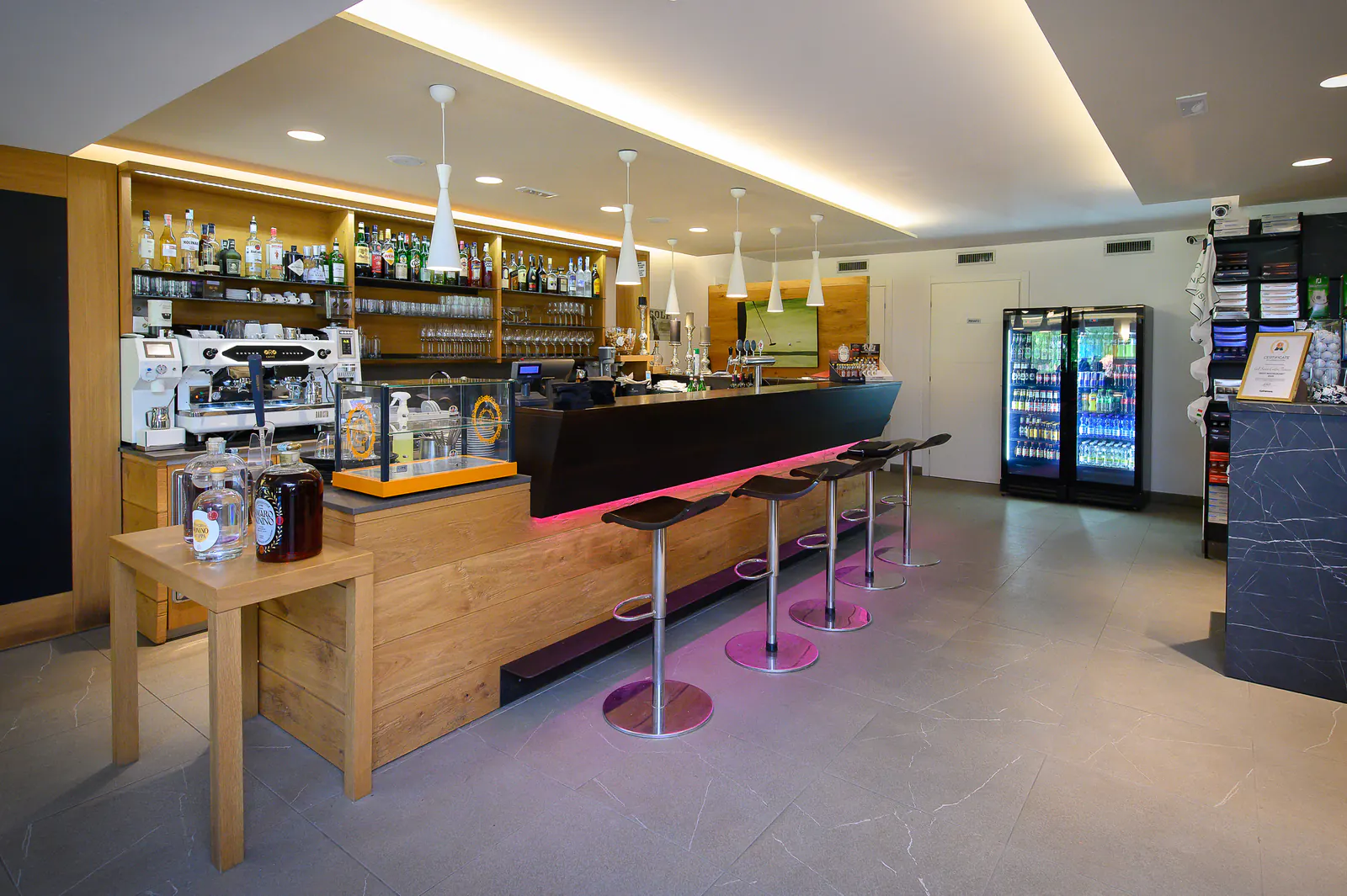 Moderne Bar des Ristorante Senza Confini in Tarvisio