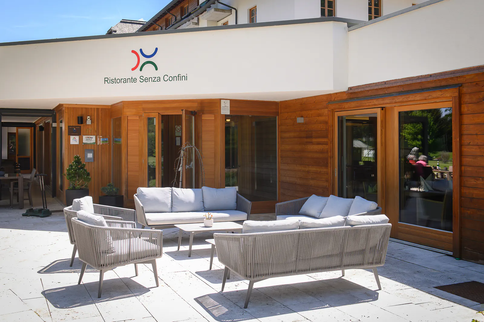 Lounge-Sitzgruppe auf der Terrasse des Ristorante Senza Confini