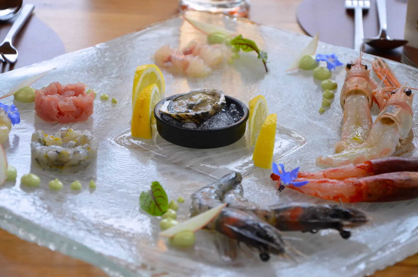 Zart gebratener Fisch mit mediterranem Gemüse im Ristorante Senza Confini