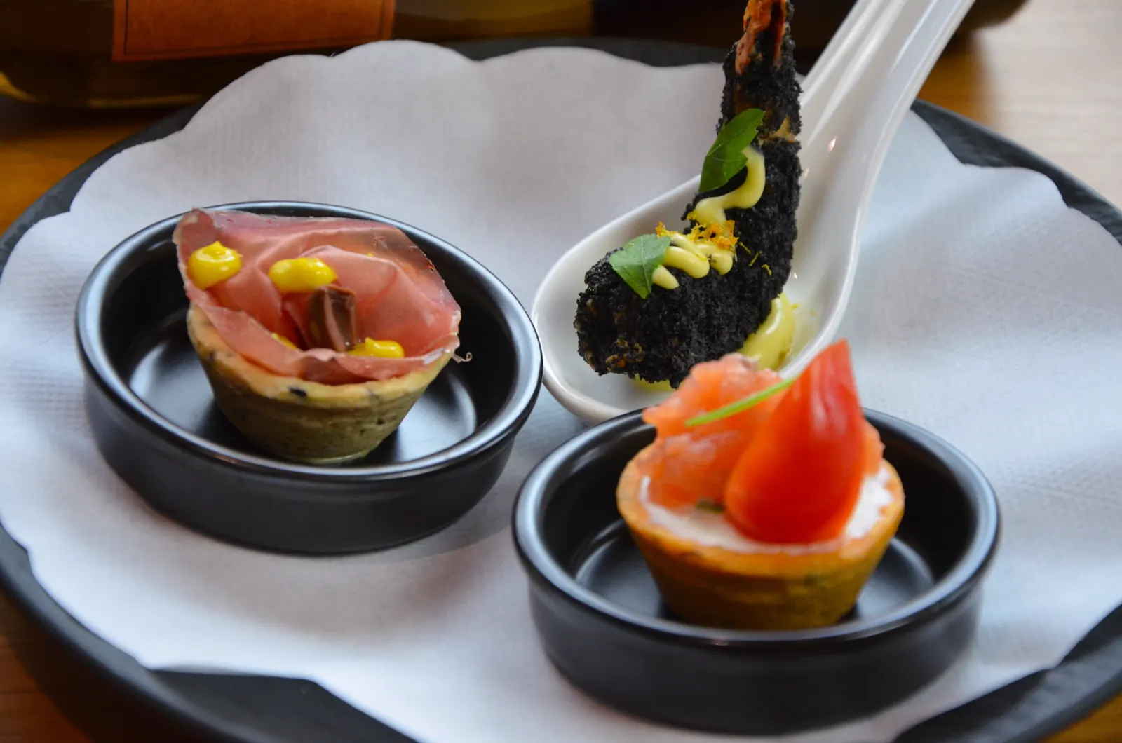 Amuse-Gueule auf edlem Porzellan im Ristorante Senza Confini