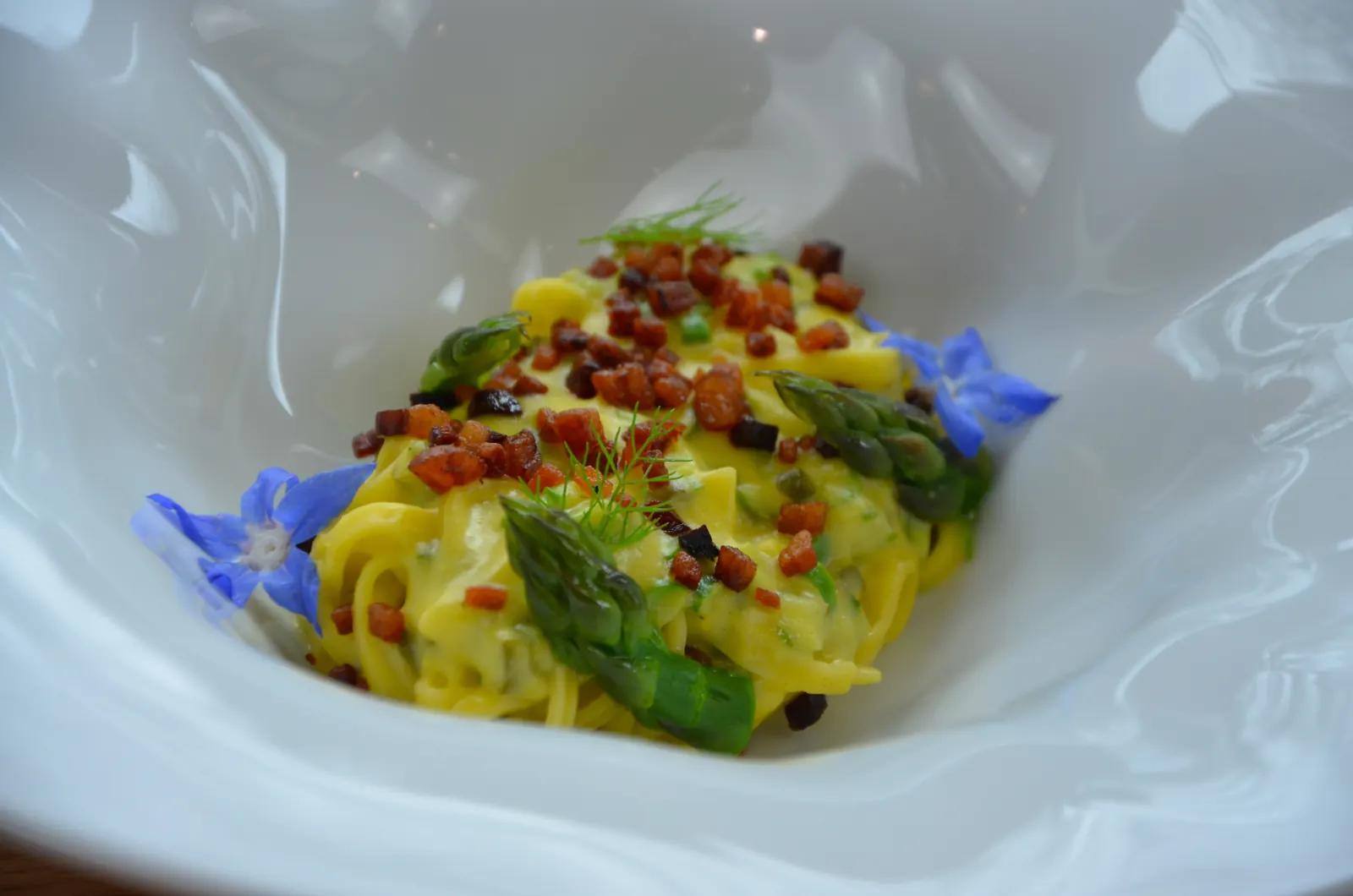 Klassische cremige Spaghetti Carbonara im Ristorante Senza Confini