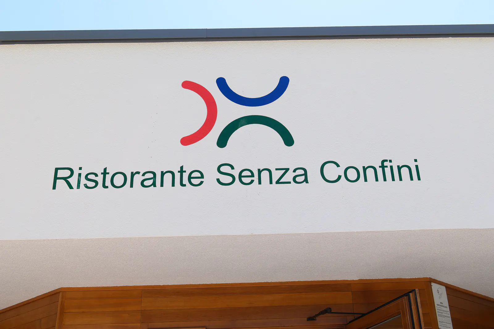 Logo des Ristorante Senza Confini an der Restaurantfassade in Tarvisio
