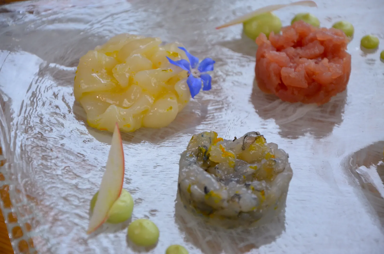 Fischgericht mit feiner Sauce und regionalen Zutaten