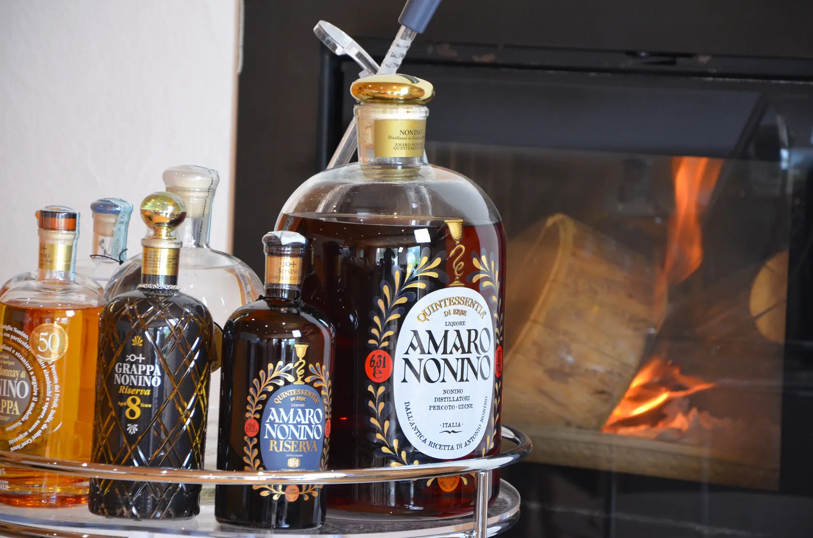 Ausgewählter Grappa Nonino vor dem Kamin