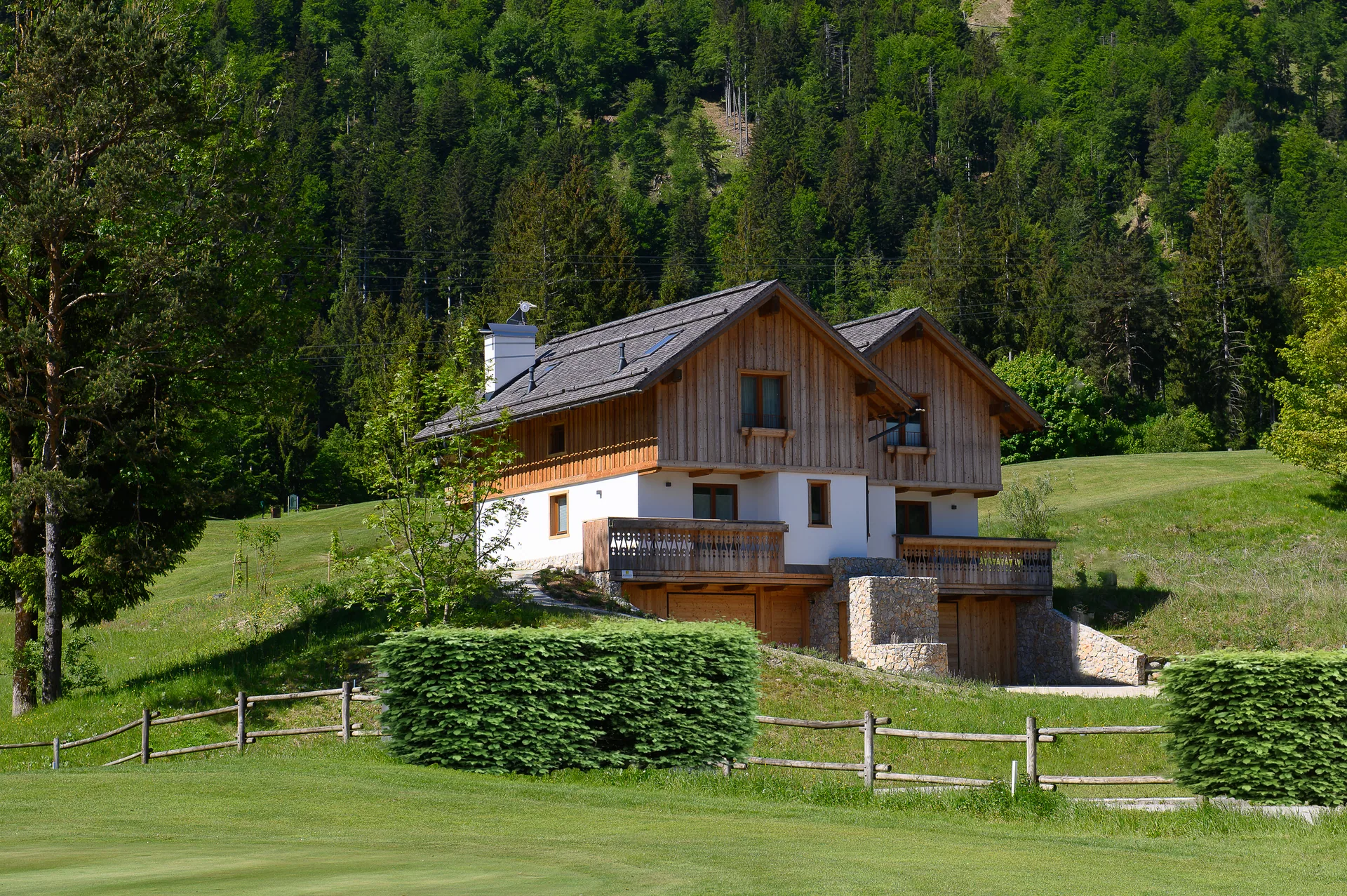 Golf-Chalet direkt am Golfplatz Tarvisio vor bewaldeter Bergkulisse