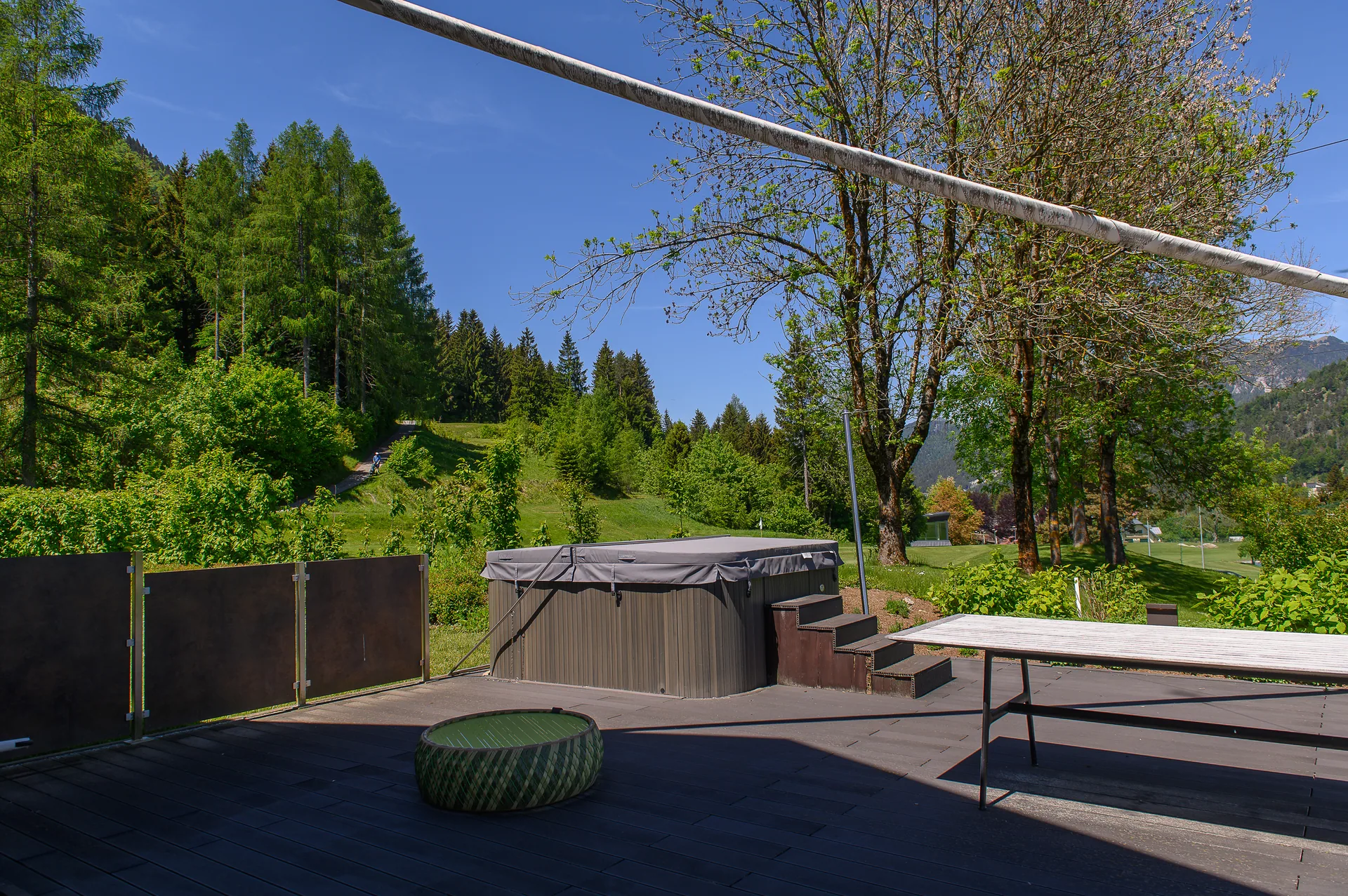 Private Terrasse mit Whirlpool und Blick auf Golfplatz und Berge