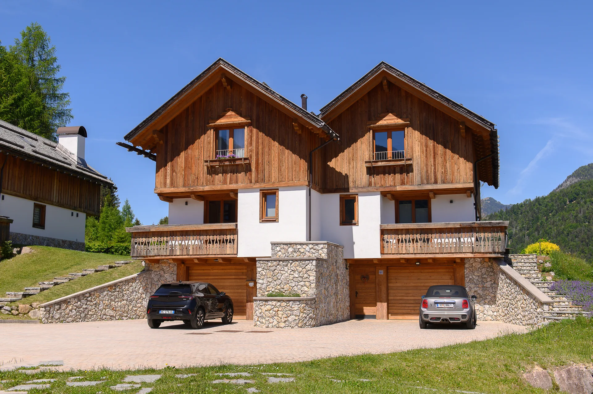 Alpine Chalets in Tarvisio mit Holzfassade und Naturstein