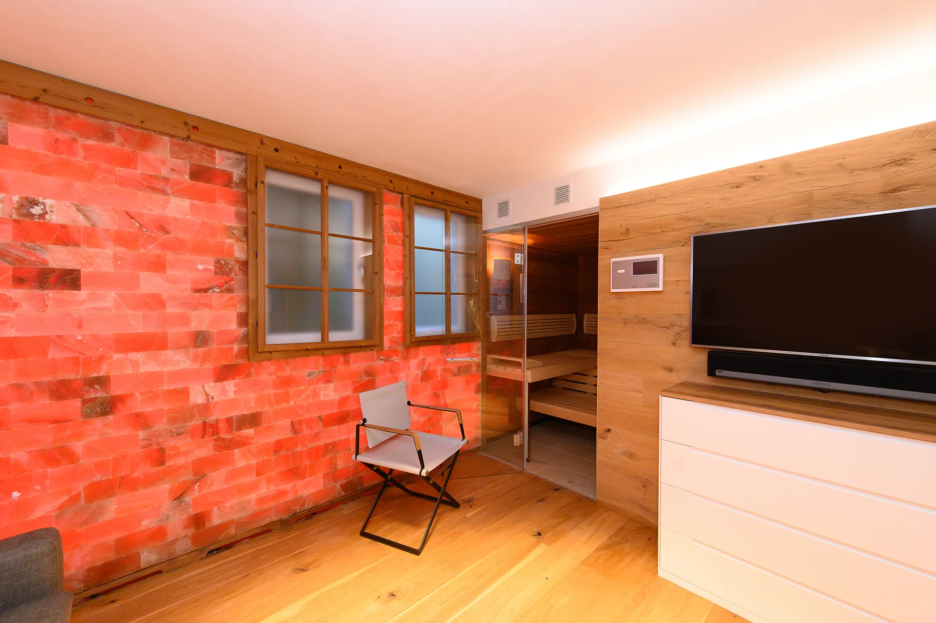 Privater Wellnessbereich mit Sauna und beleuchteter Salzwand
