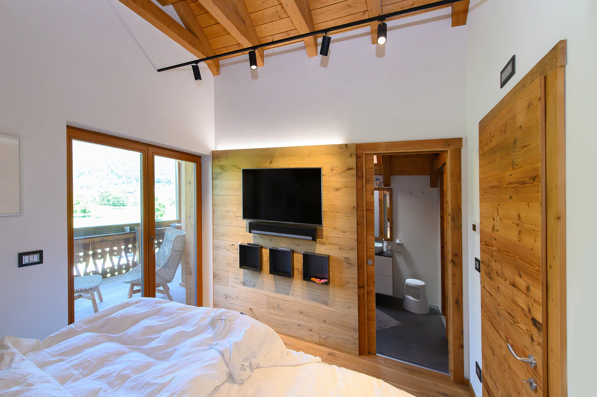 Helles Schlafzimmer mit Balkon und Bad en suite