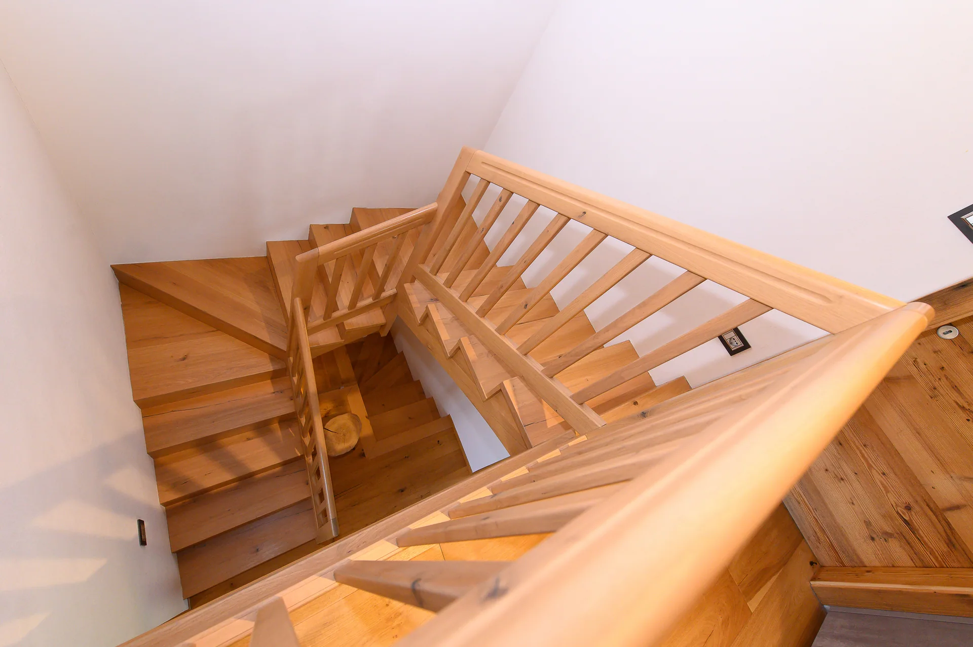 Massive Holztreppe im modernen Chalet-Interieur