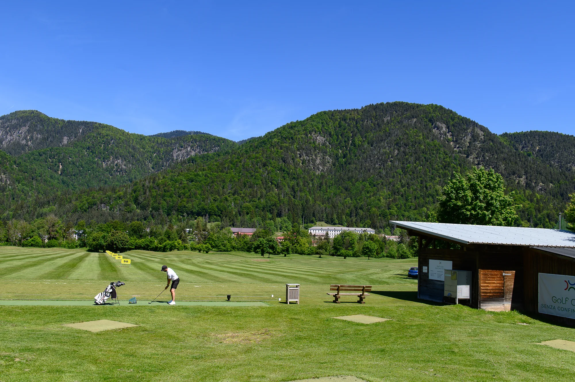 Golfer auf der Driving Range des Golfclubs Senza Confini