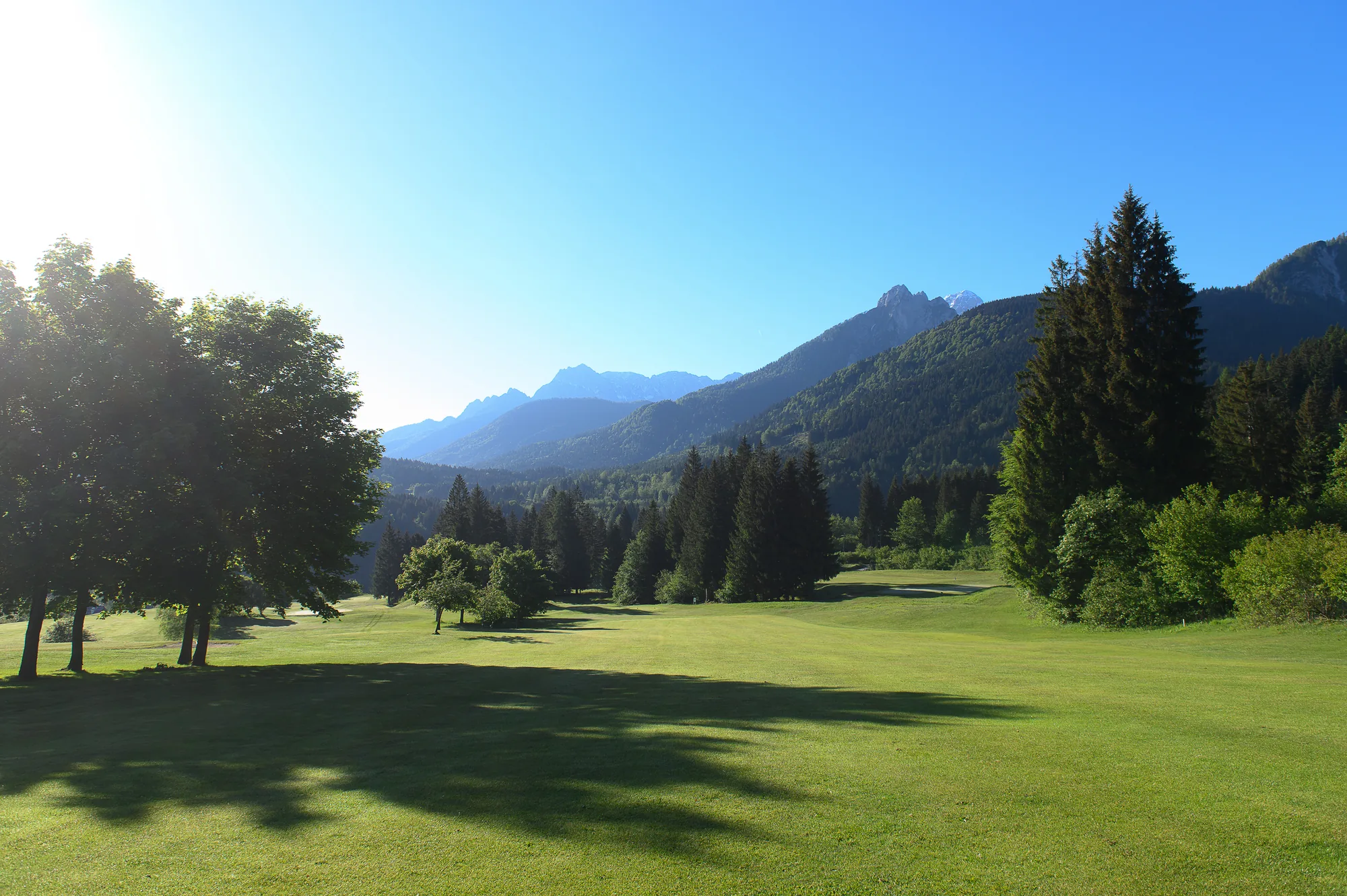 Fairway mit Blick auf die Julischen Alpen im Morgenlicht