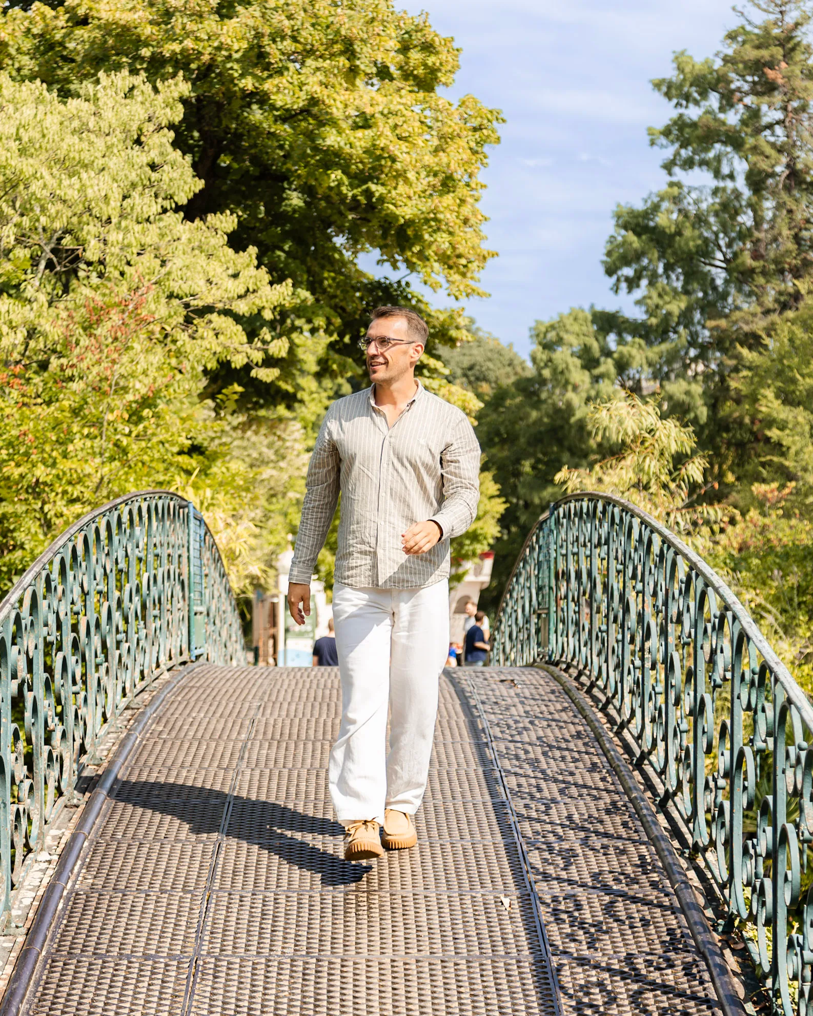 L'agent immobilier Aymeric marche sur un pont