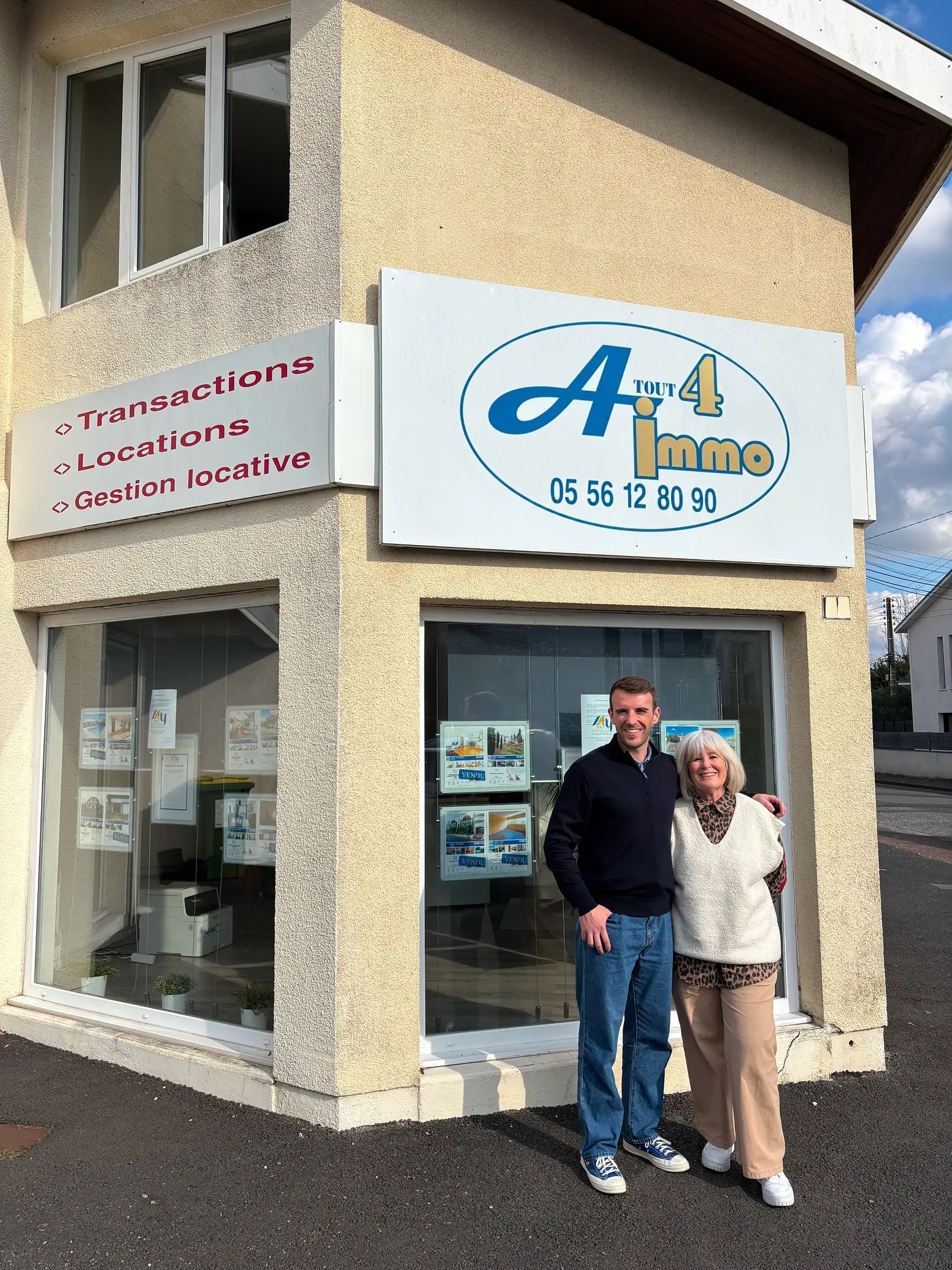 L'agent immobilier Aymeric marche sur un pont