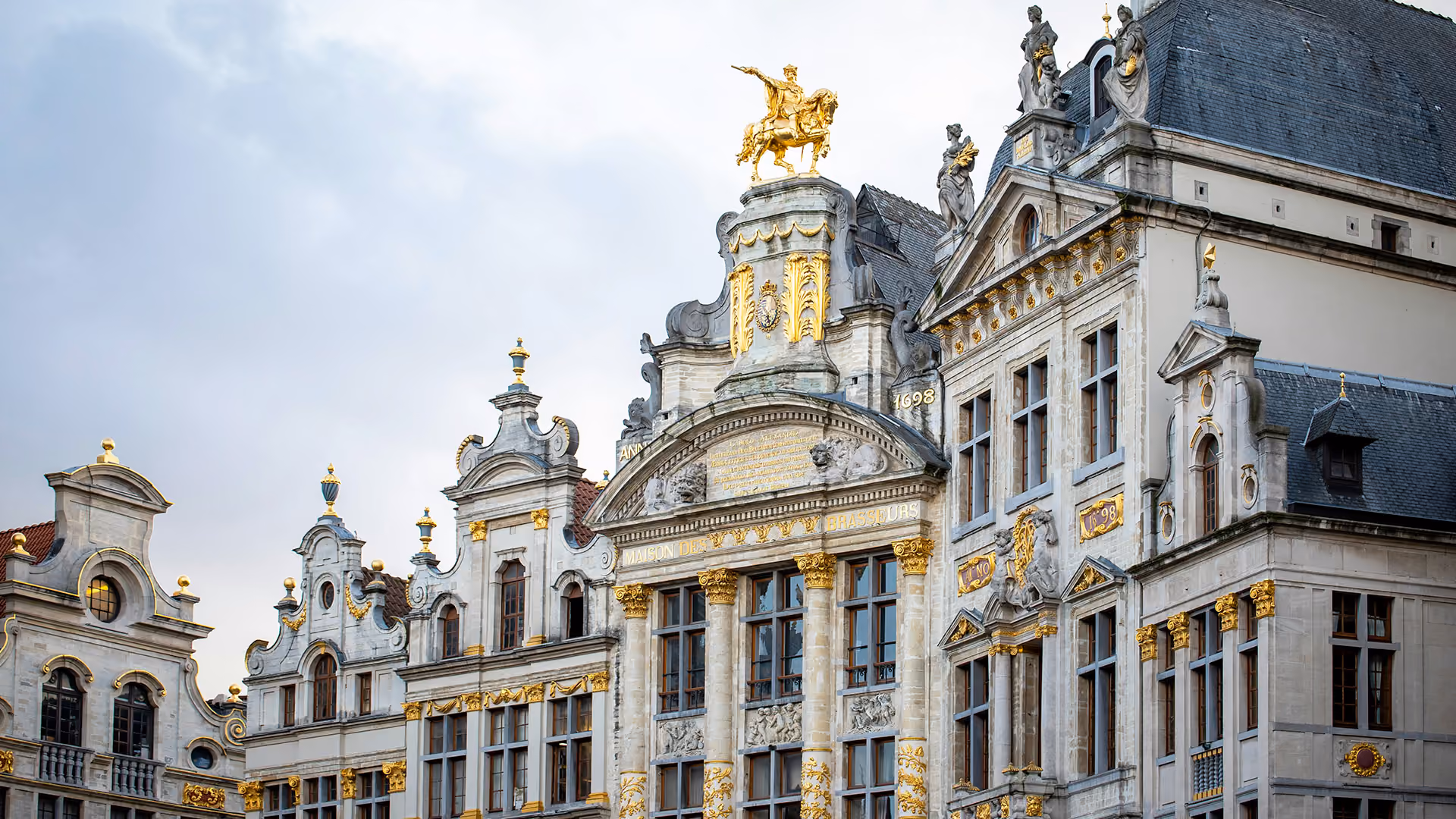 Façades de la Grand-Place de Bruxelles, dont la maison de l’Arbre d’Or surmontée de la statue équestre de Charles de Lorraine