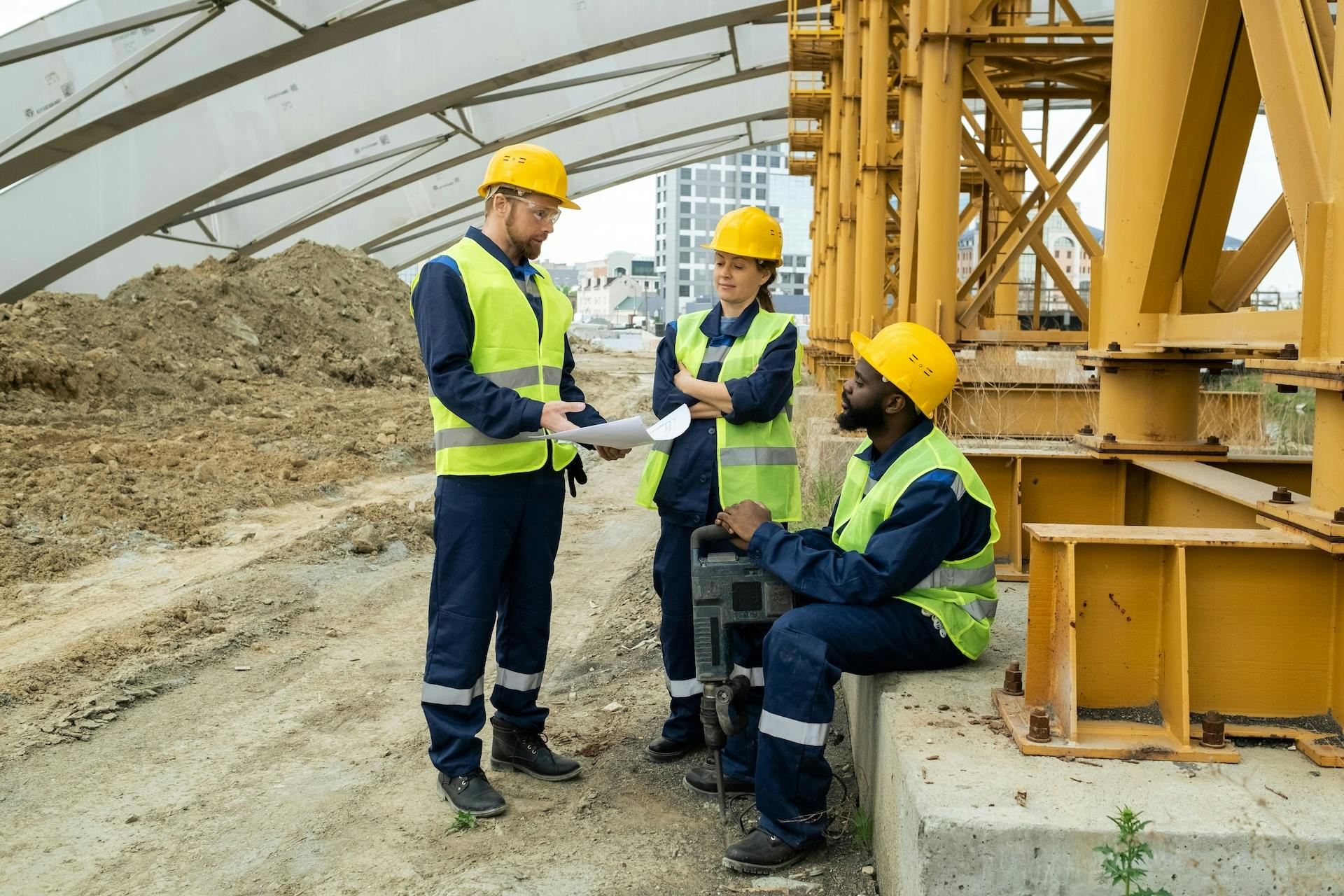 supervisor explaining the plans to construction workers