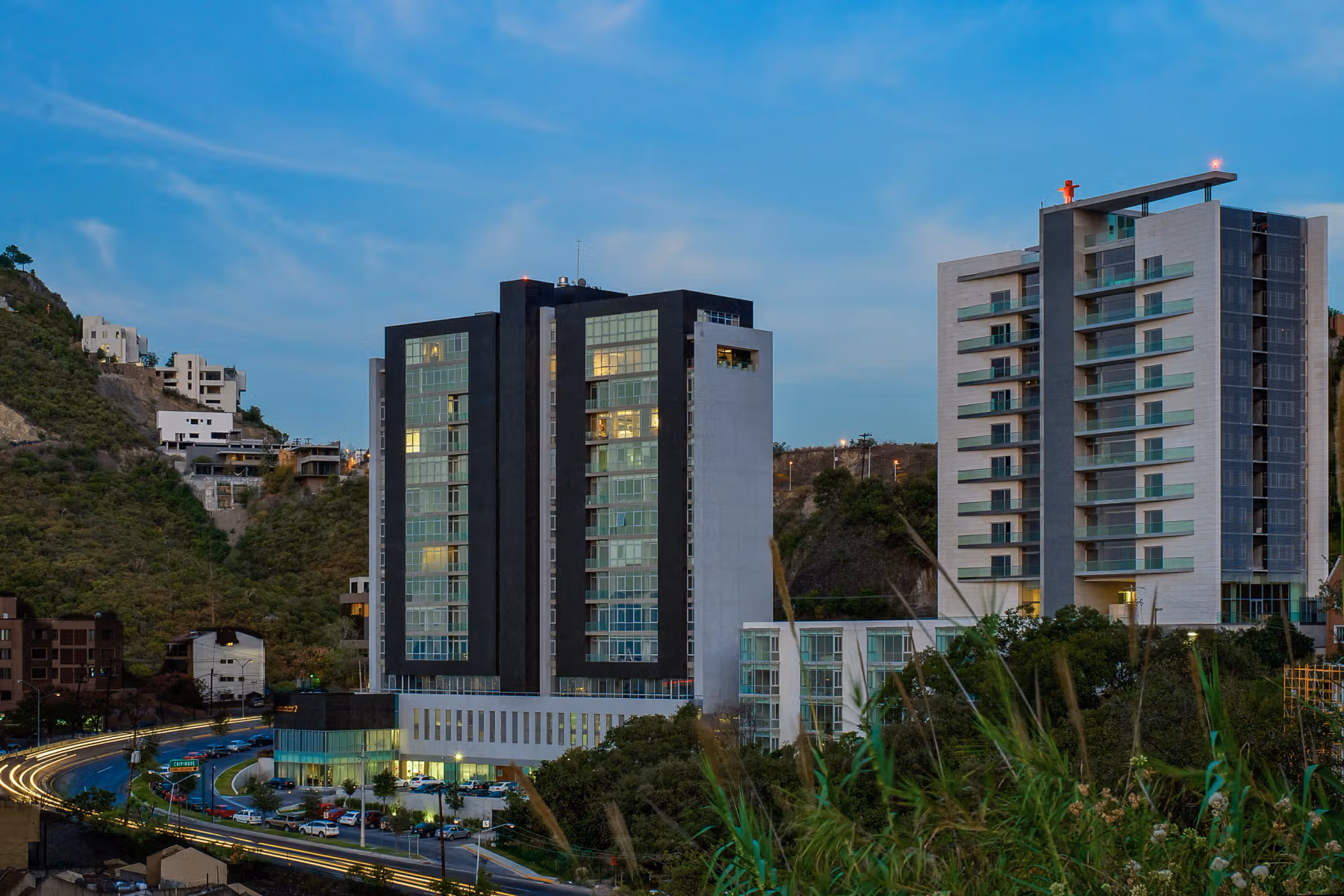 Piedra Natural y Porcelanatos en proyectos de gran escala: guía técnica de suministro y logística en Monterrey