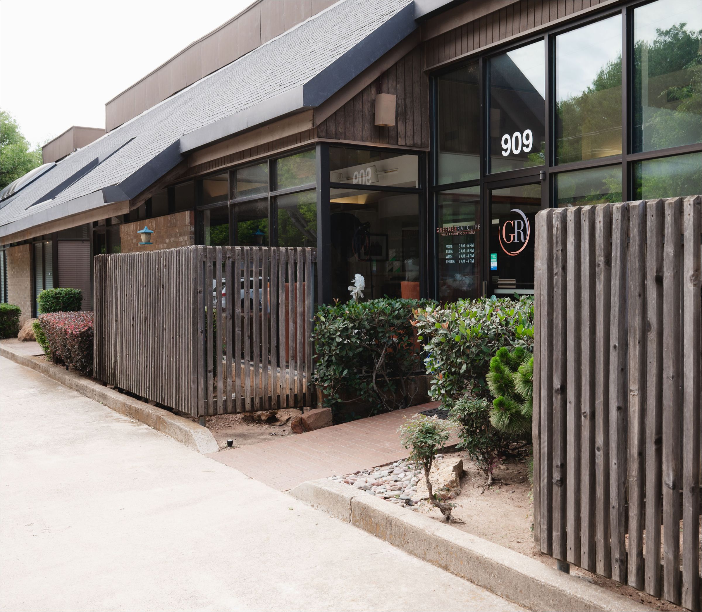 Exterior of the Greene & Ratcliff Family & Cosmetic Dentistry office building at 909 West Mitchell Street.