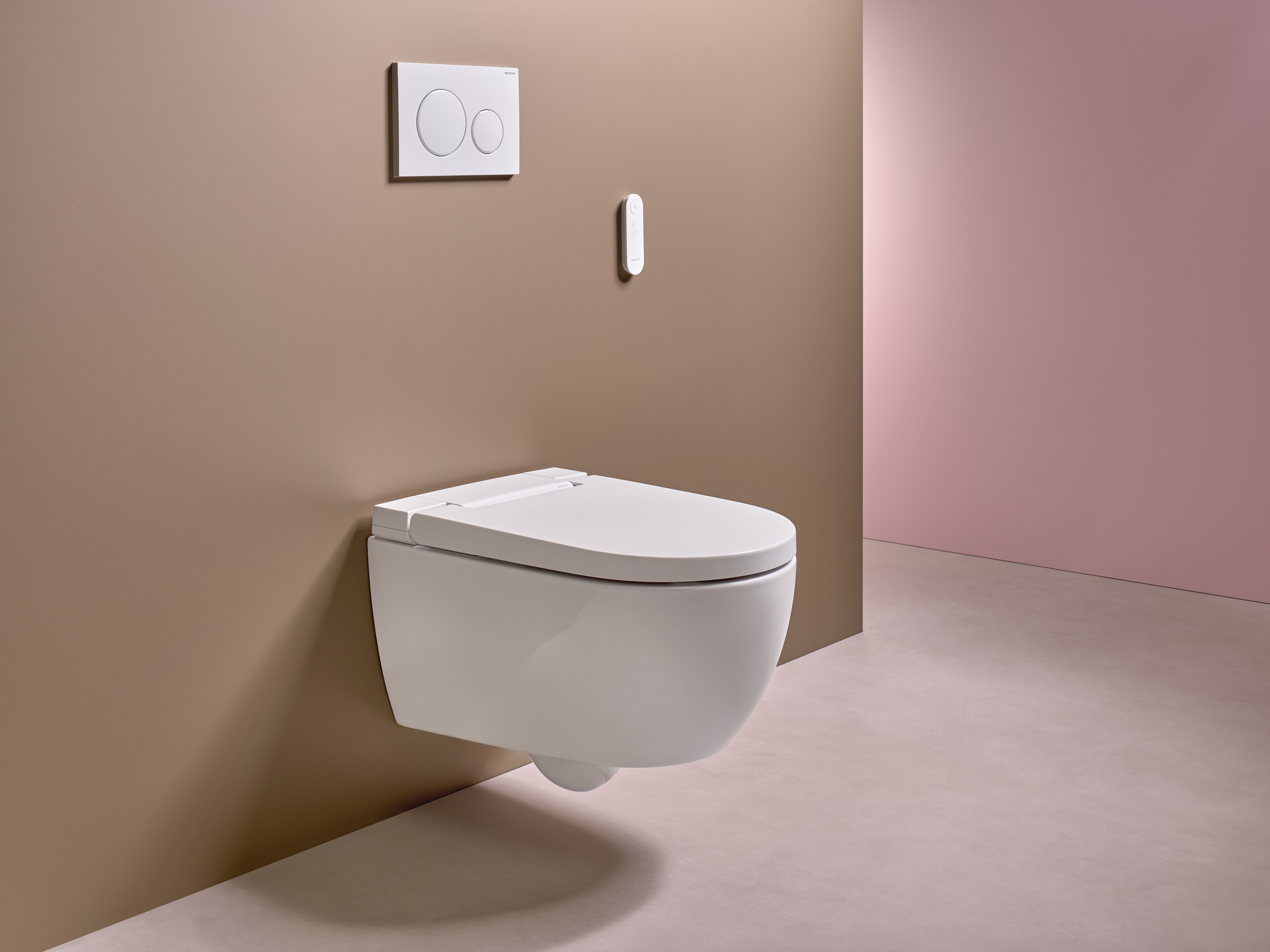 6166244_Geberit Aquaclean_Feature_Alba_Long_shot_with remote control_02_Original.jpg