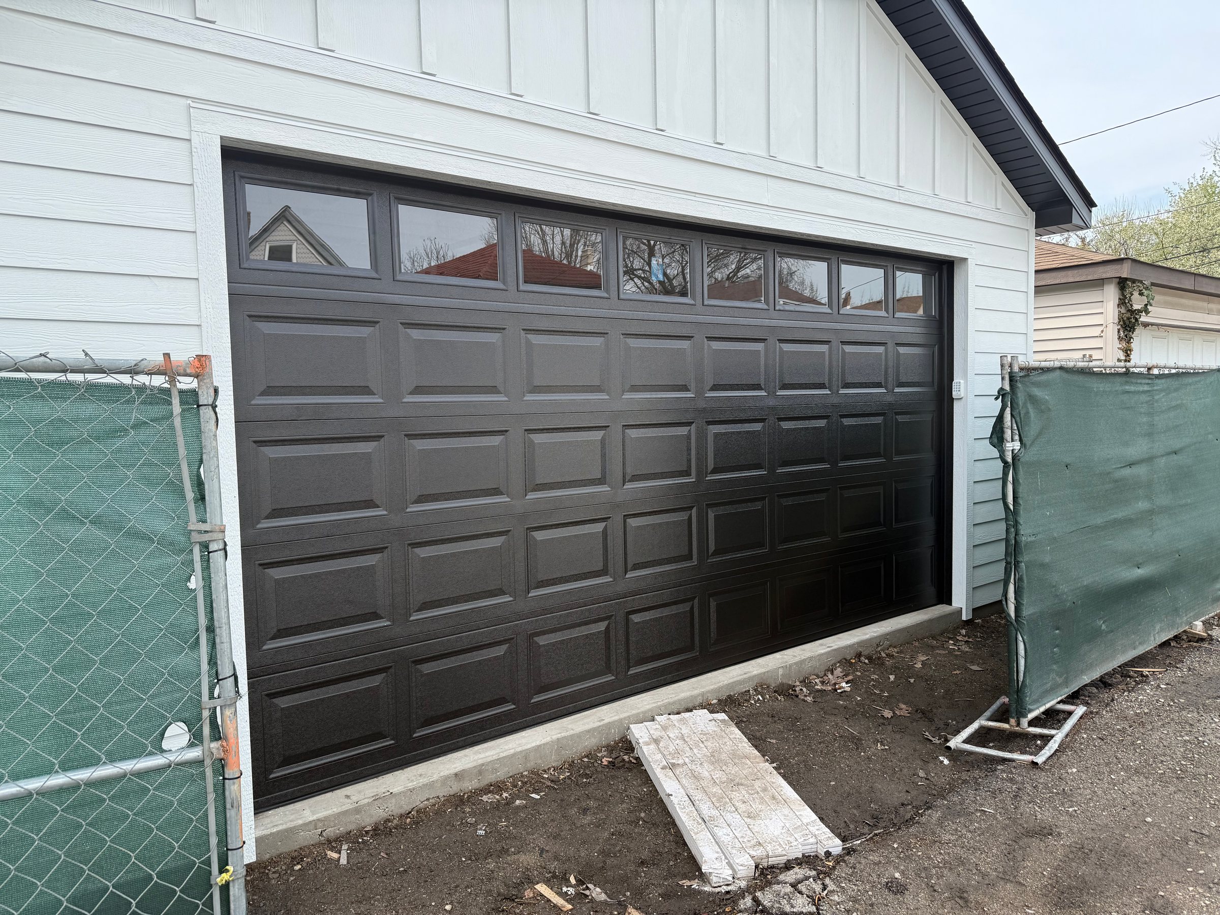 Commercial sectional overhead doors