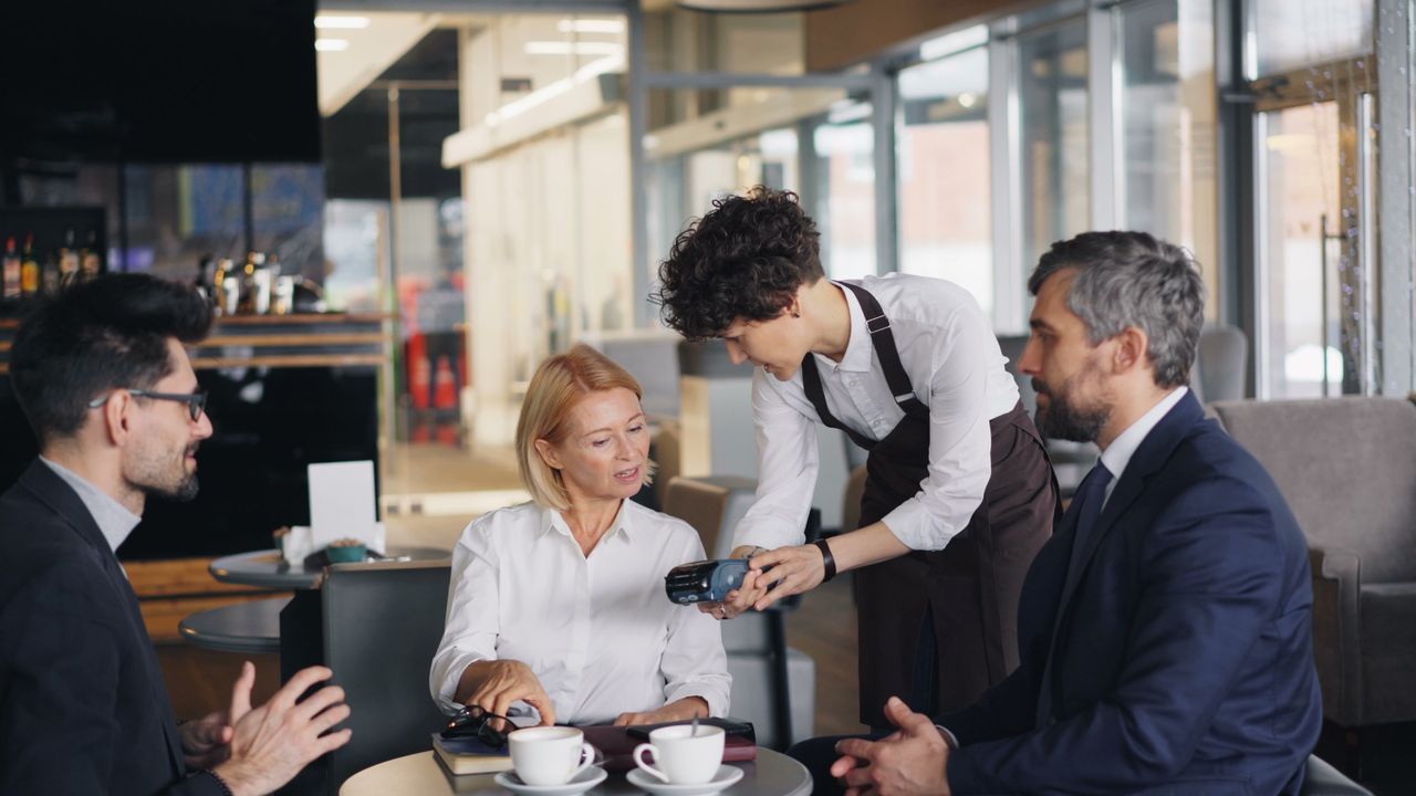 Restaurant Minimum Wage in Florida (2026): Base Rate, Tipped Wage & Tip Credit