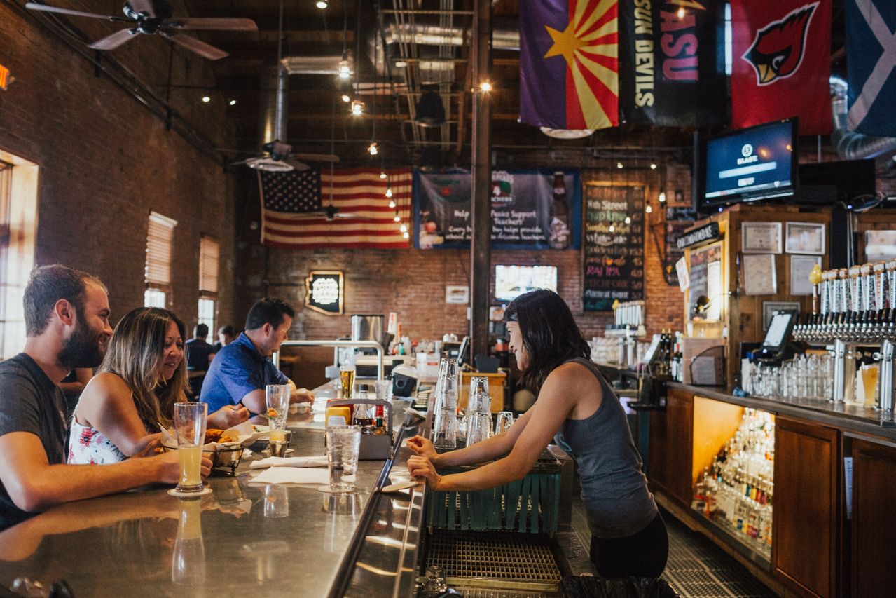 Restaurant Minimum Wage in Arizona (2026): Base Rate, Tipped Wage & Tip Credit