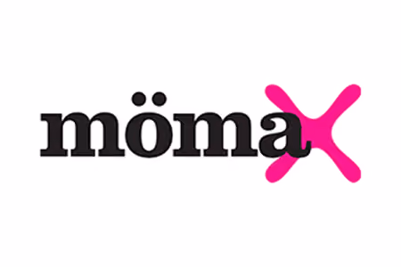 mömax Logo mit schwarzem Schriftzug und pinkem X.