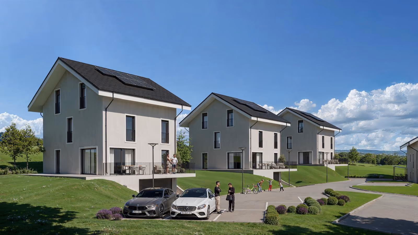Trois maisons modernes avec panneaux solaires, voitures garées, et personnes sur terrasse et allée.