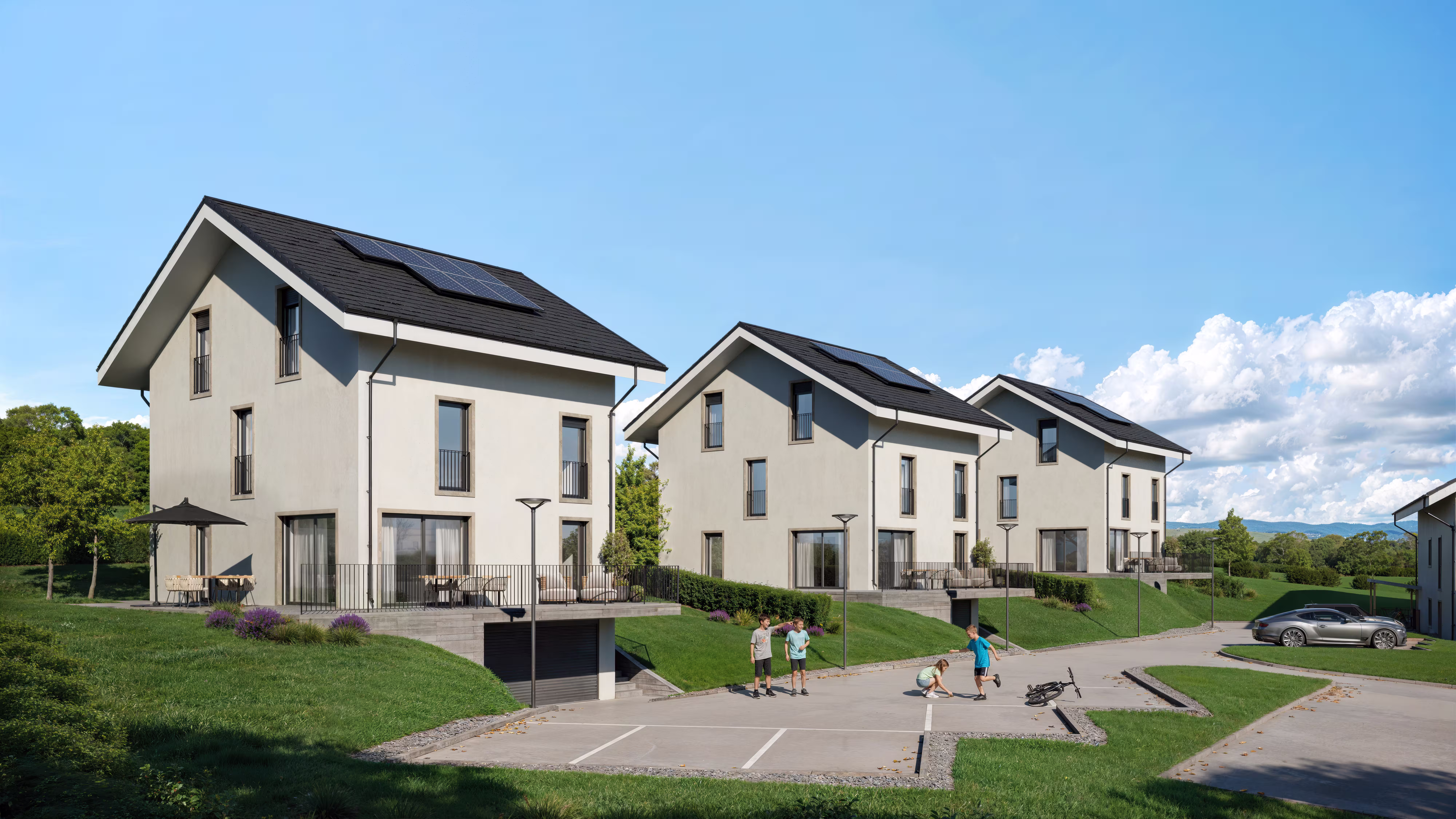 Quatre enfants jouent près de trois maisons modernes avec panneaux solaires dans un cadre verdoyant.