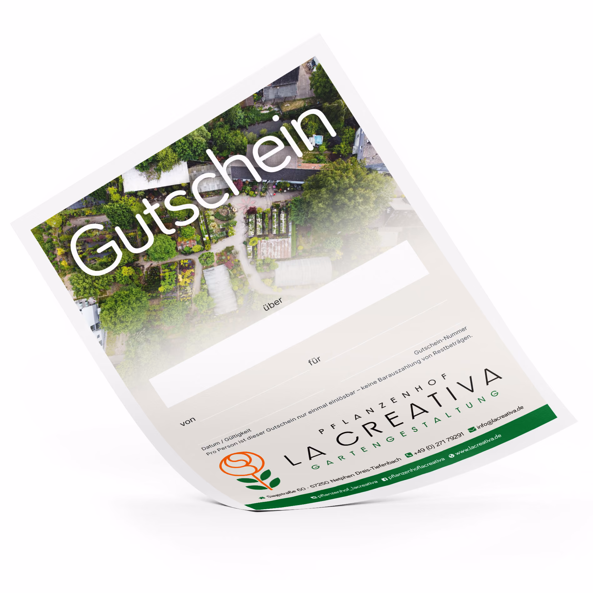 Ein Gutschein von La Creativa Gartengestaltung mit einem Luftbild eines grünen Gartens, Feldern und Wegen im Hintergrund.