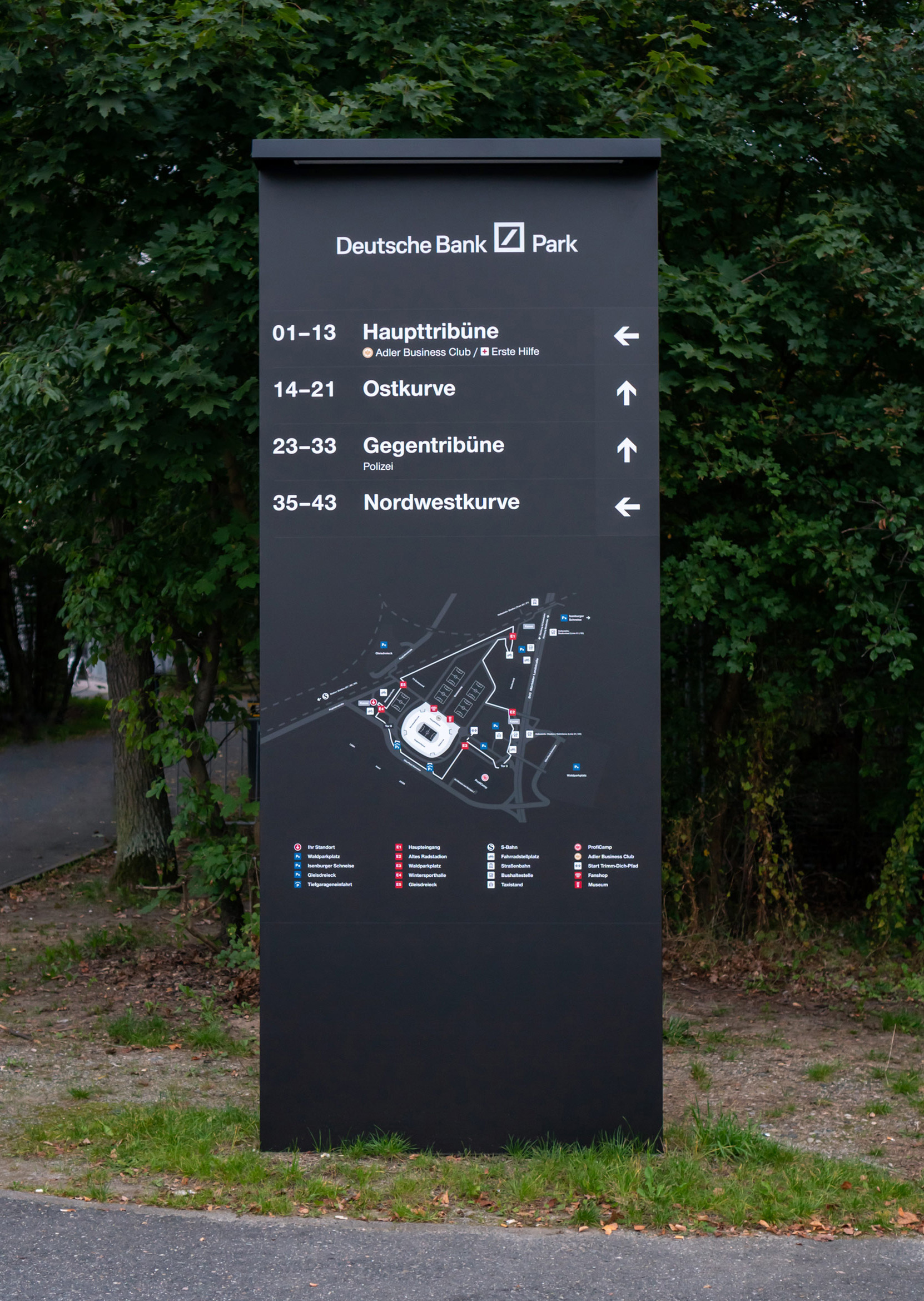 Blick auf das Wegeleitsystem des Deutschen Bank Parks durch einen Gitterzaun