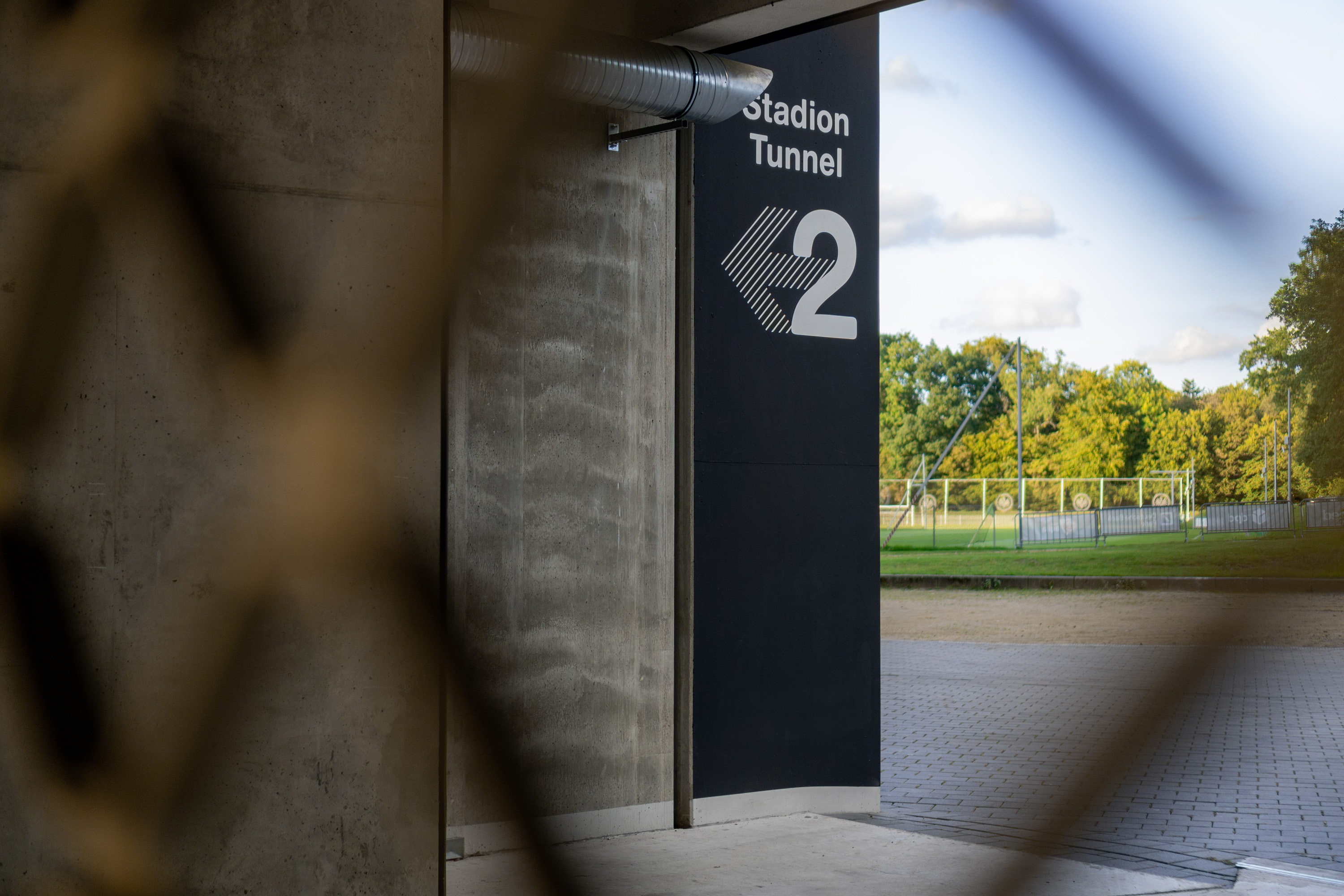 Fotografie einer Informationsstele, auf der das Wegeleitsystem des Deutschen Bank Parks und eine detaillierte Karte zu erkennen ist