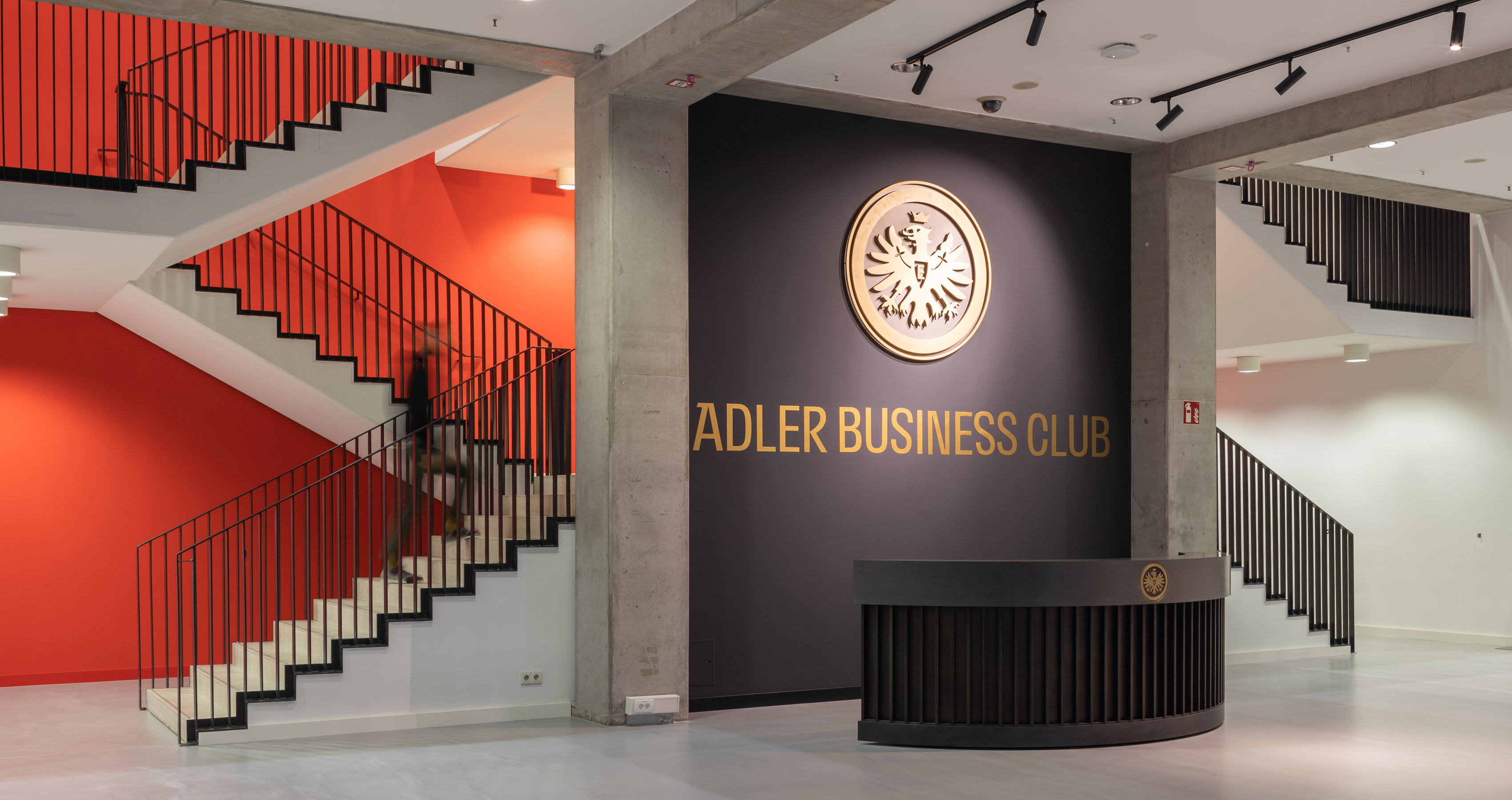 Eingang des Adler Business Club im Deutsche Bank Park mit Darstellung des Wappens und Logos des Clubs