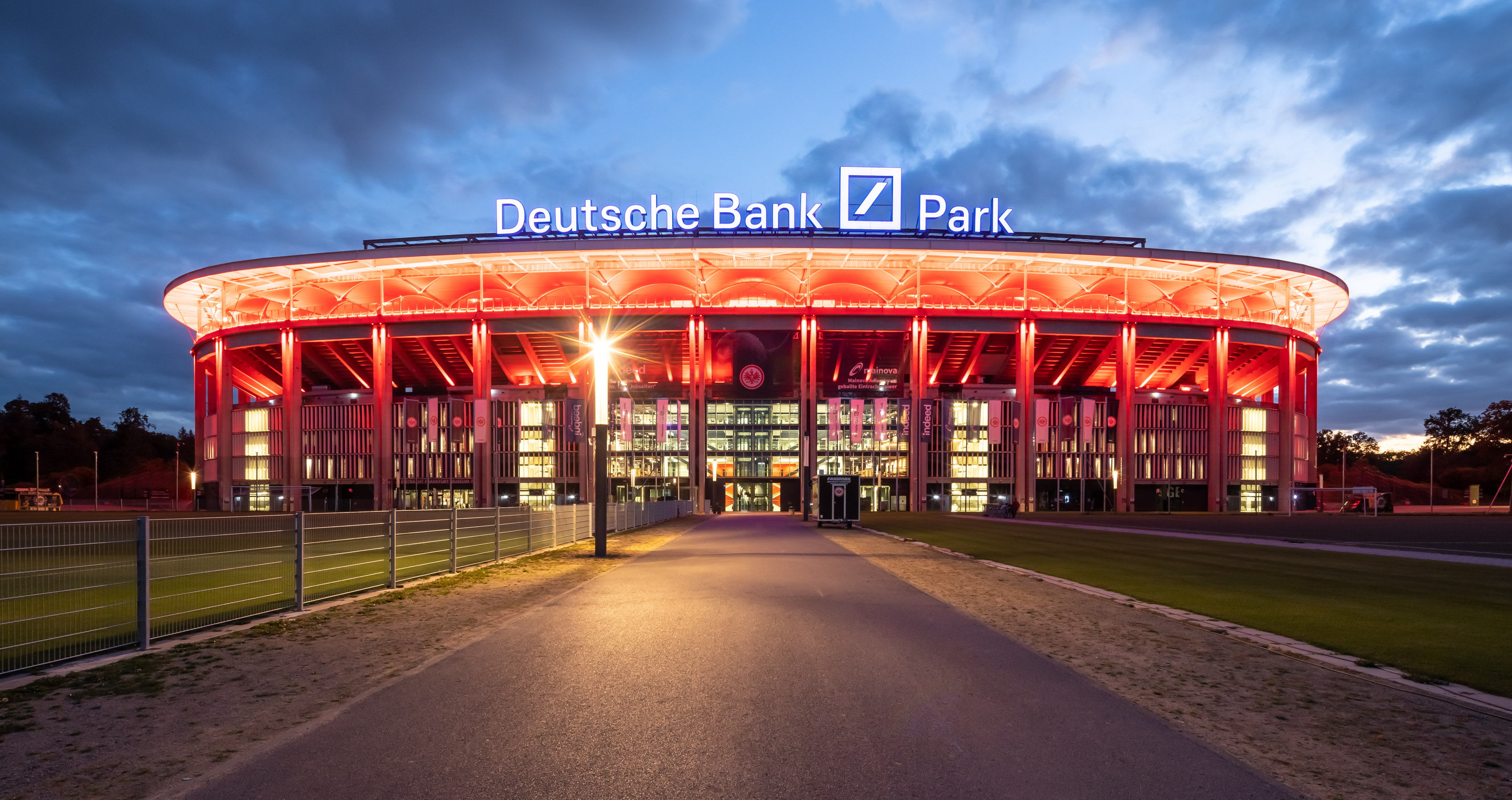 Panoramablick auf den Deutsche Bank Park bei Nacht in strahlender Außenbeleuchtung