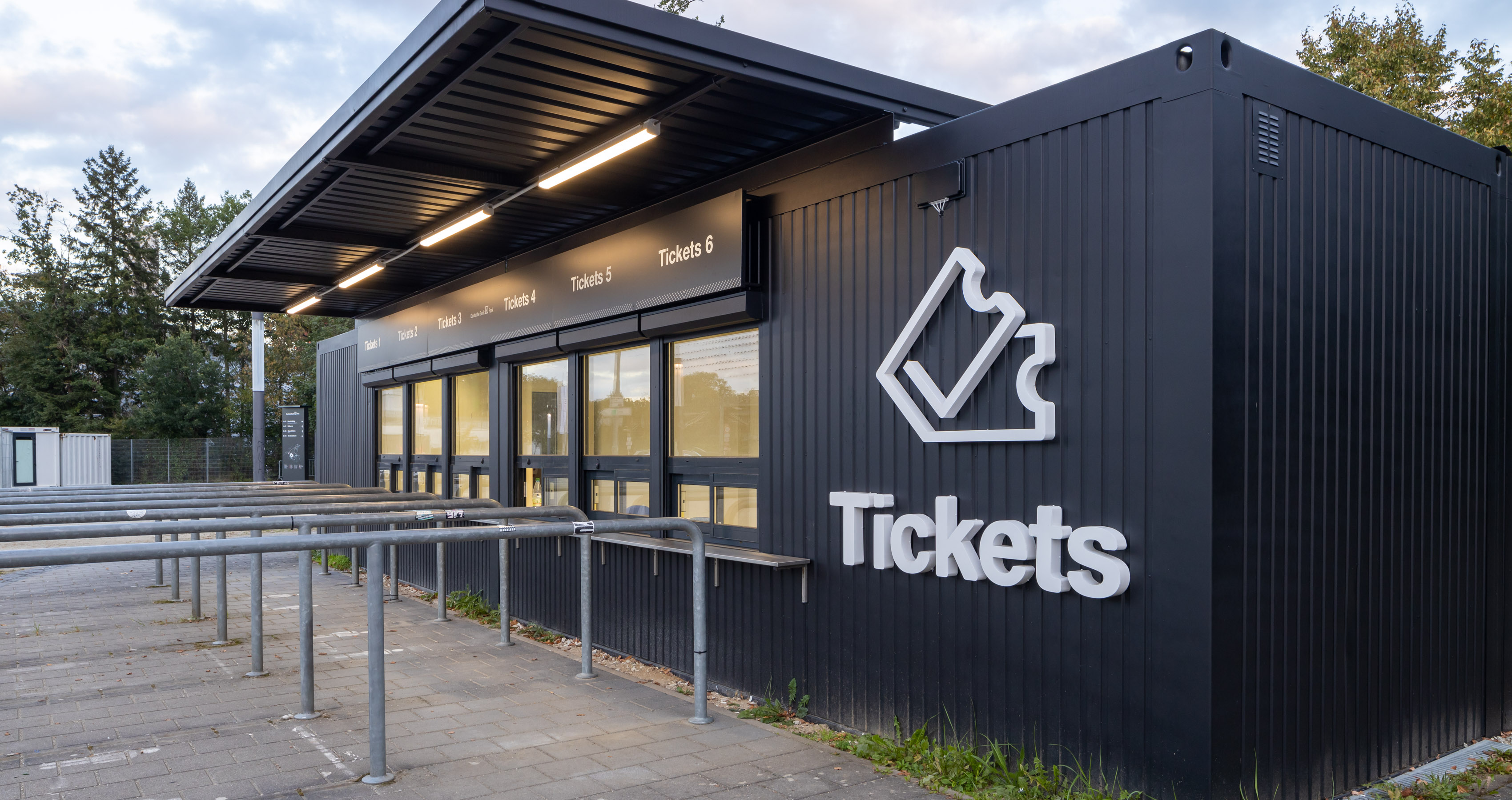 Tickethäuschen des Deutsche Bank Parks in neuer Gestaltung und mit erneuerter Typografie