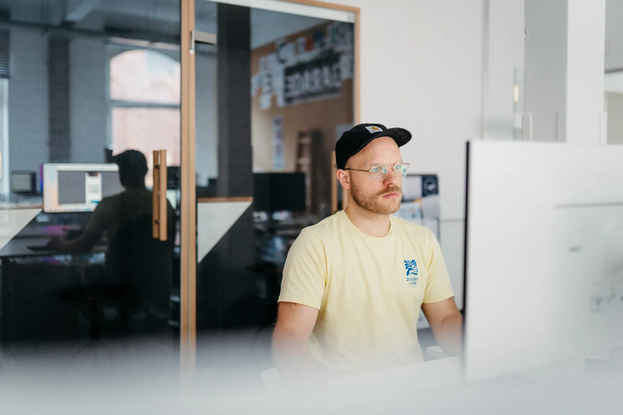 Art Director während der Arbeit an einem Corporate Design.