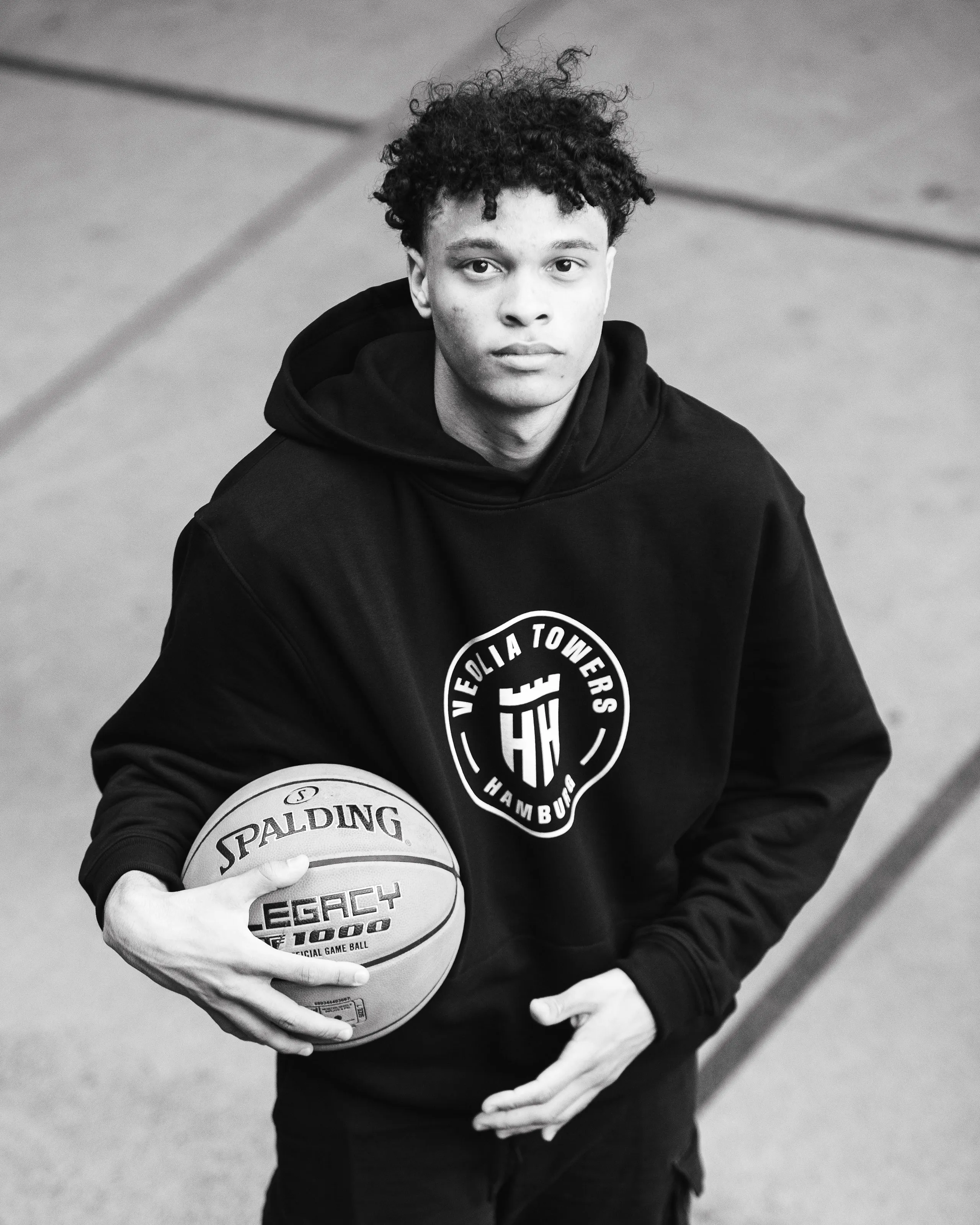 J
Junger Mann mit Basketball und einem Hoodie aus dem neuen Towers Merch